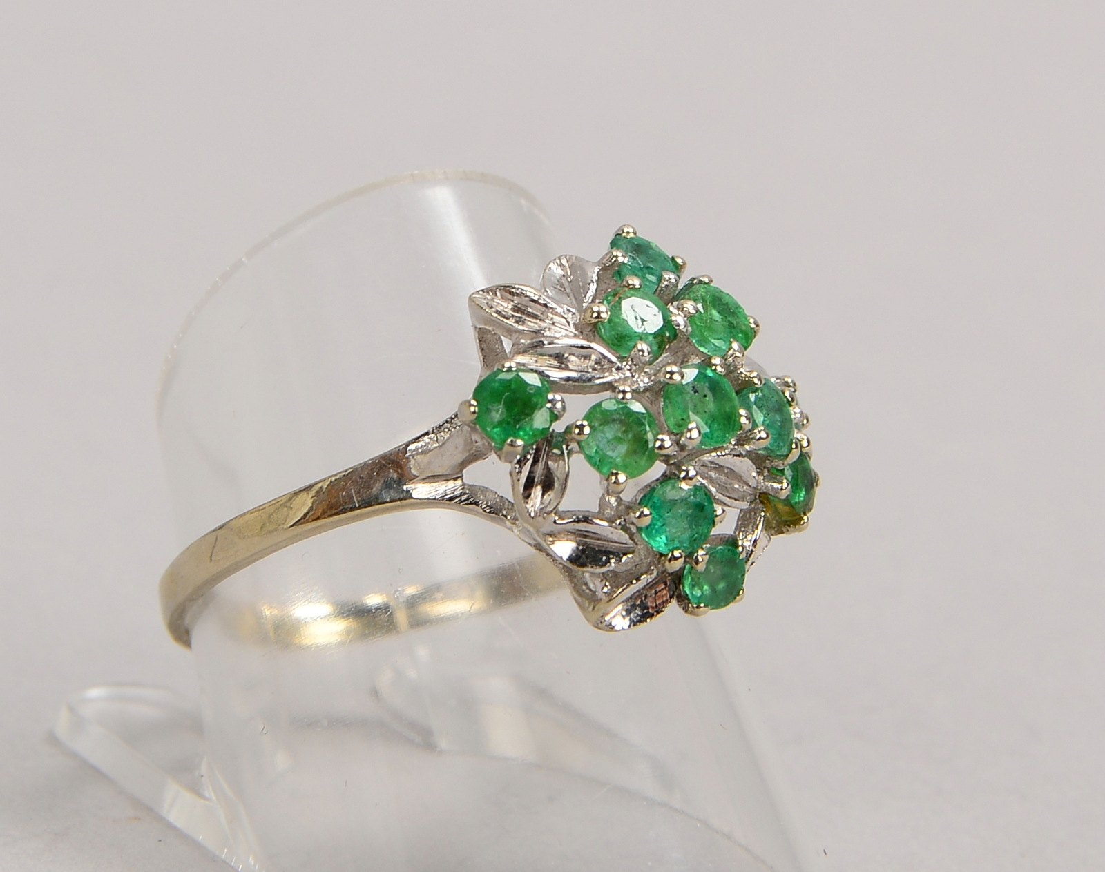 Ring, 750 WG (gest.), mit 12-fachem Smaragdbesatz; RG 58, Gewicht 3,05 g