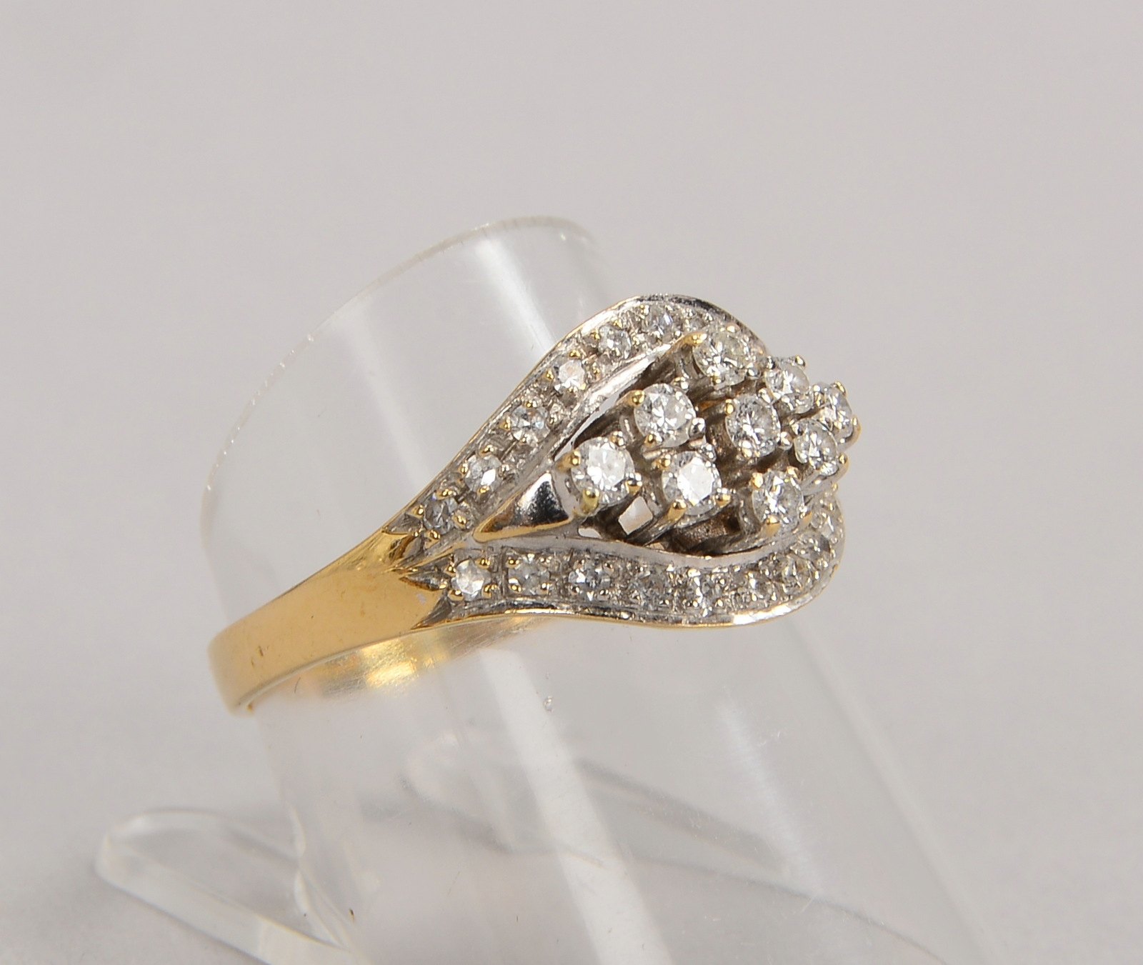 Ring, 585 GG/WG (gest.), mit 29-fachem Diamantbesatz; RG 56, Gew. 3,50 g