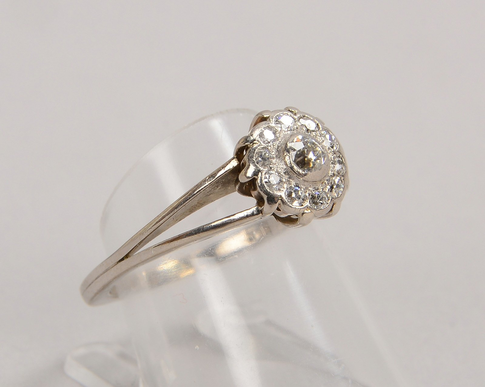 Ring, 585 WG (gest.), mit Altschliff-Diamant/ca. 0,15 ct, und Begleitdiam.; Gew. 4,70 g