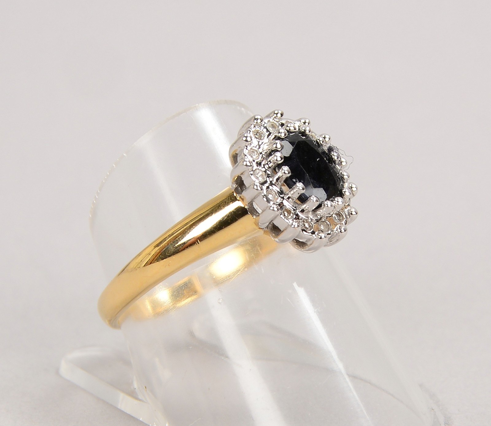 Ring, 585 GG/WG (gest.), mit Saphir und Begleitdiam.; RG 57, Gew. 4,50 g
