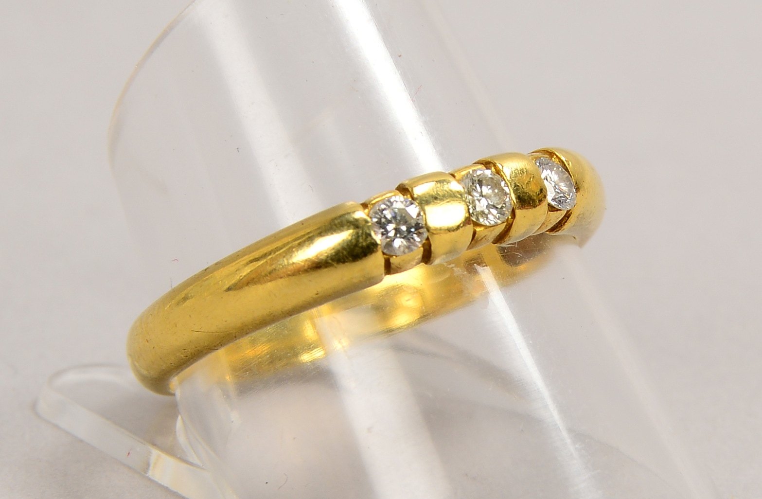 Ring, 750 GG (gest.), mit 3x Brillanten/zus. ca. 0,20 ct; RG 60, Gew. 3,60 g