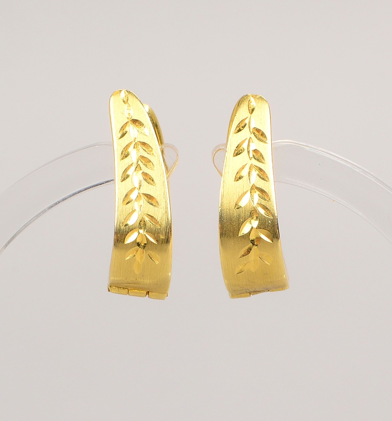 Paar Ohrstecker, 585 GG (gest.), mittig scharniert; Länge 2,20 cm, Gew. 5,10 g