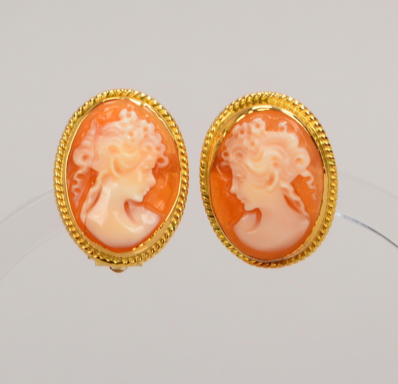 Paar Ohrclips, 750 GG (gest.), jew. mit Muschelkamee ('Frauenportrait'); Gew. 5,50 g