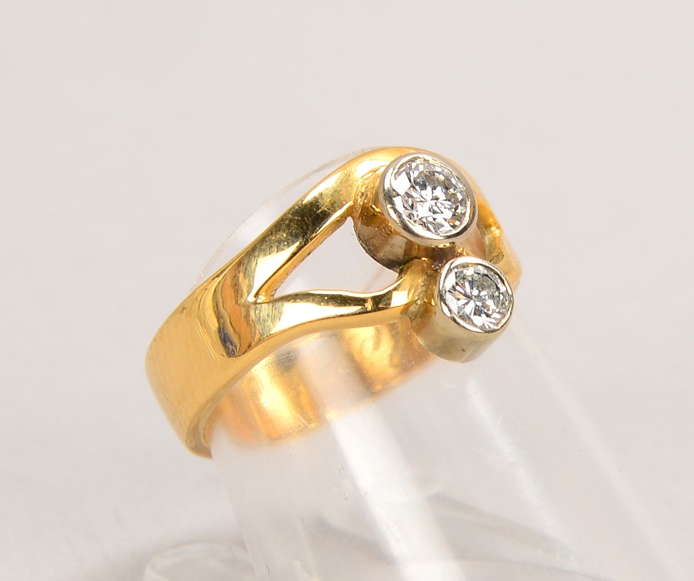 Ring, 585 GG (gest.), mit 2x Brill./zus. ca. 0,40 ct, 'G', 'Vvsi-vsi'; RG 54, Gew. 5 g