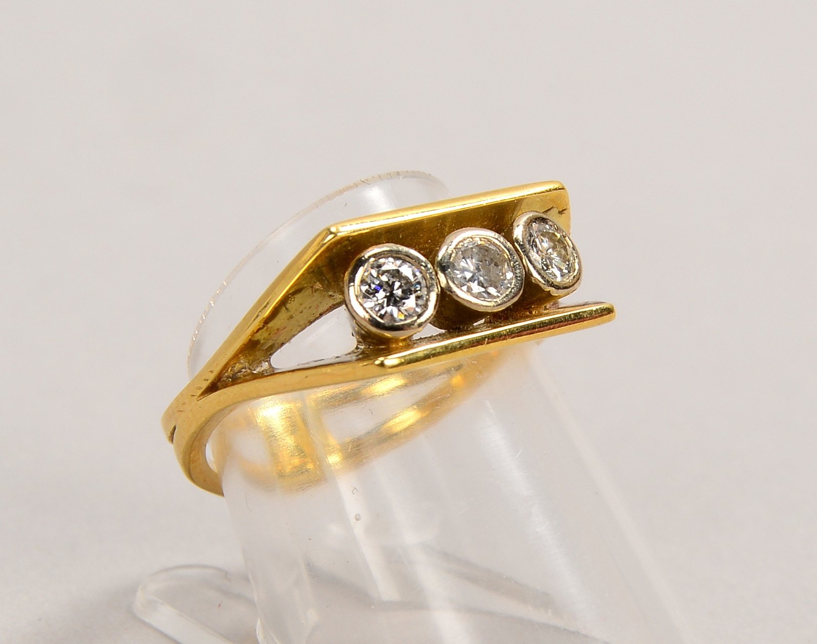 Ring, 585 GG/WG (gepr.), mit 3x Brill./zus. ca. 0,40 ct, 'H', 'Vsi-si'; RG 53, Gew. 5,80 g