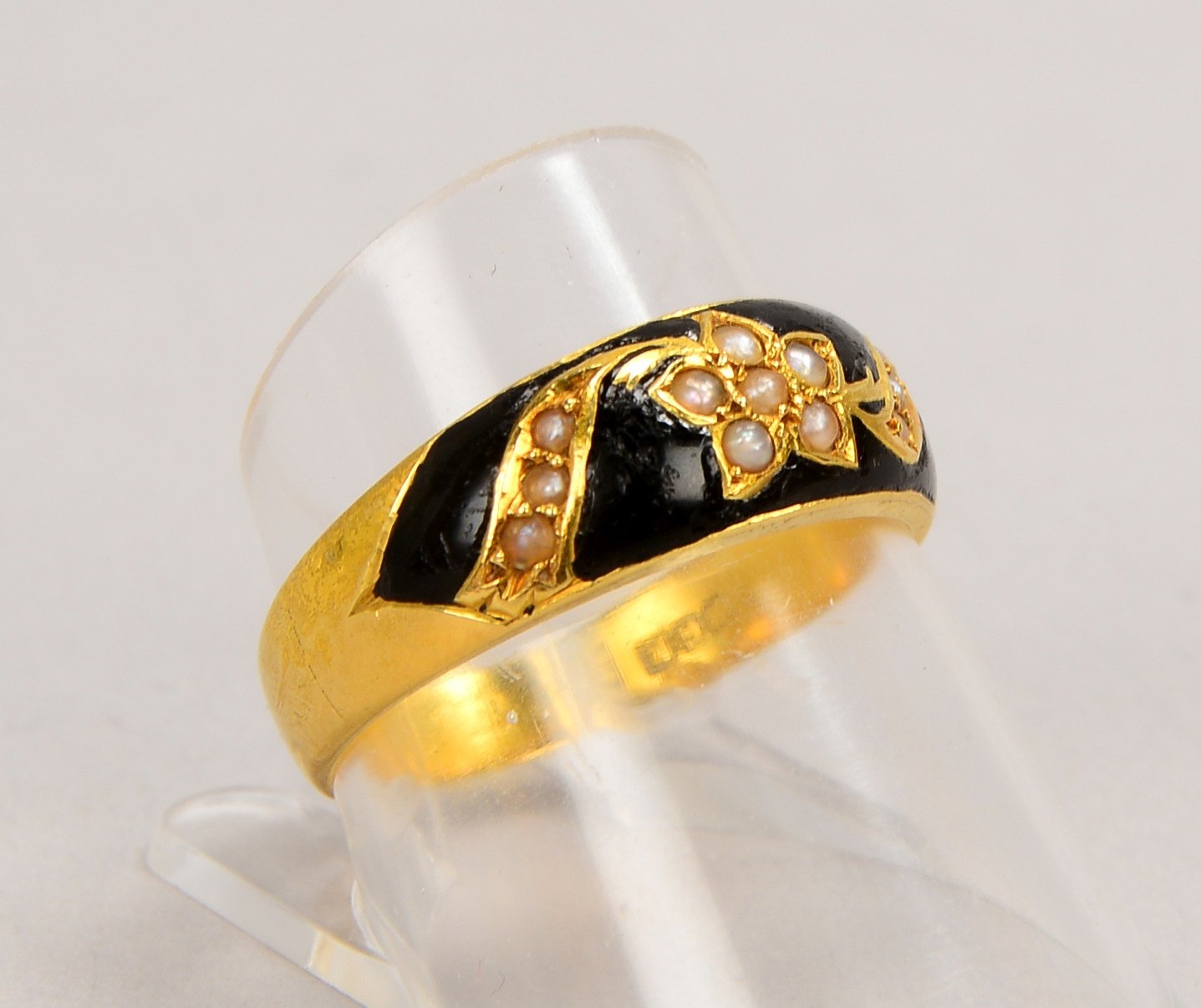 Ring, 625 GG/15 kt Gold (gest.), mit Schwarzemaille und Flussperlen; Gew. 3,40 g
