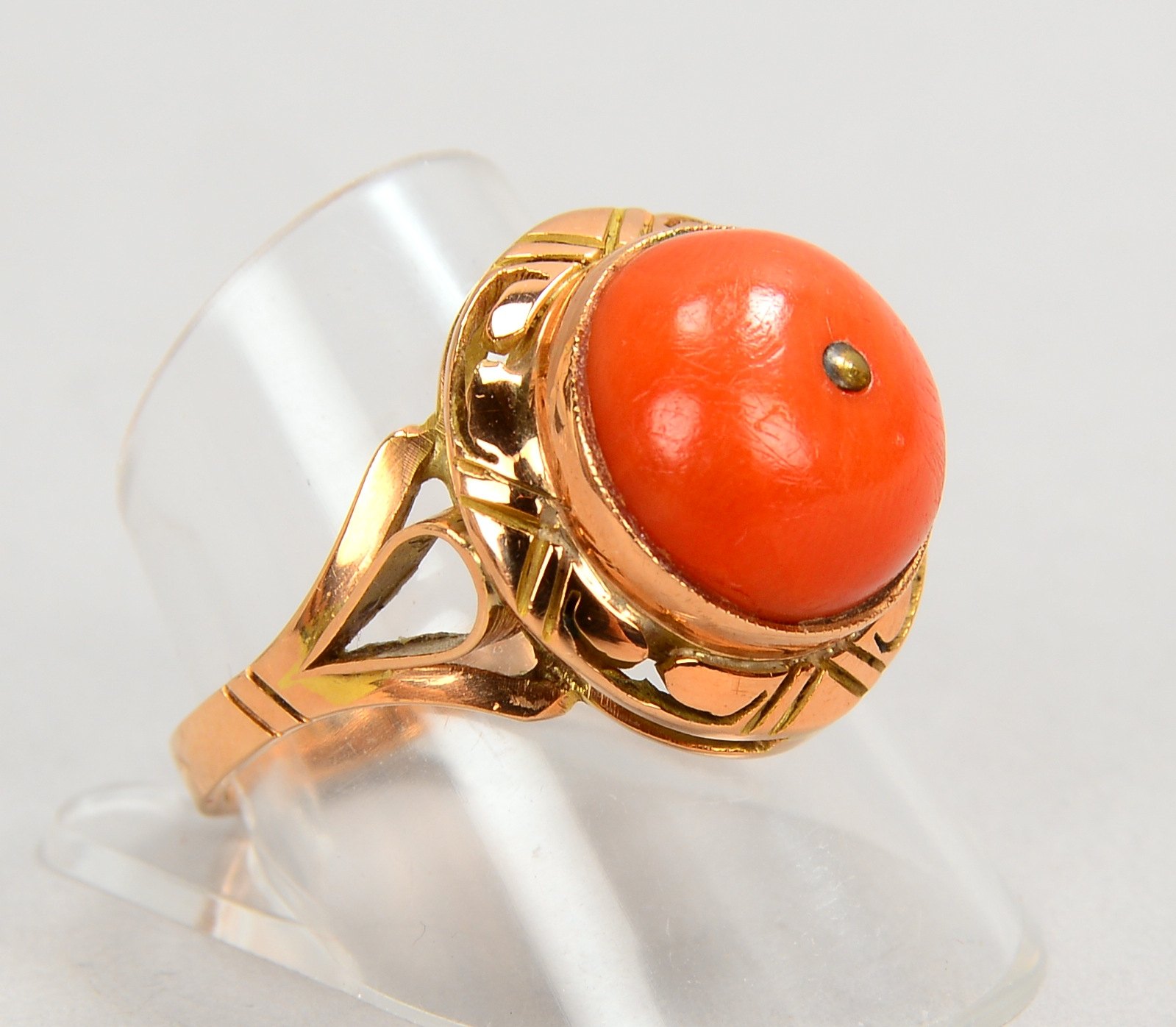 Ring, 585 RG (geprüft), mit Korallencabochon; RG 62, Gew. 8,50 g