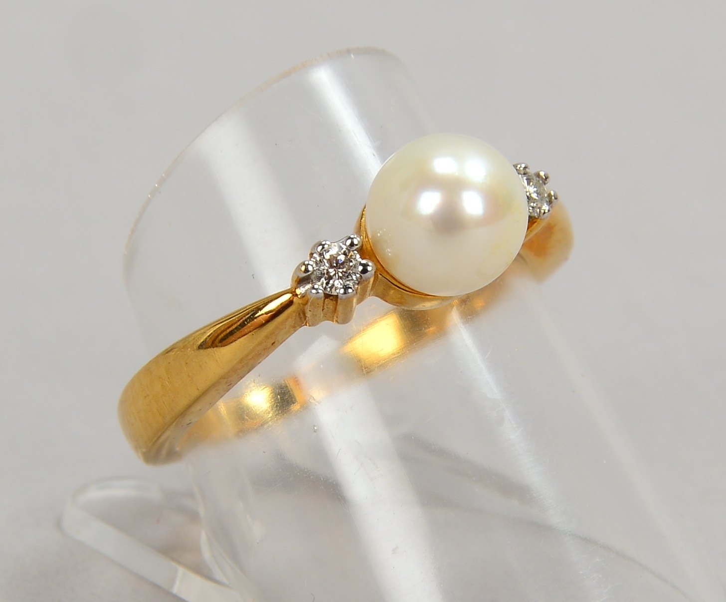 Ring, 585 GG (gest.), mit einzelner Perle und 2x kl. Brillanten; RG 56, Gew. 4,50 g