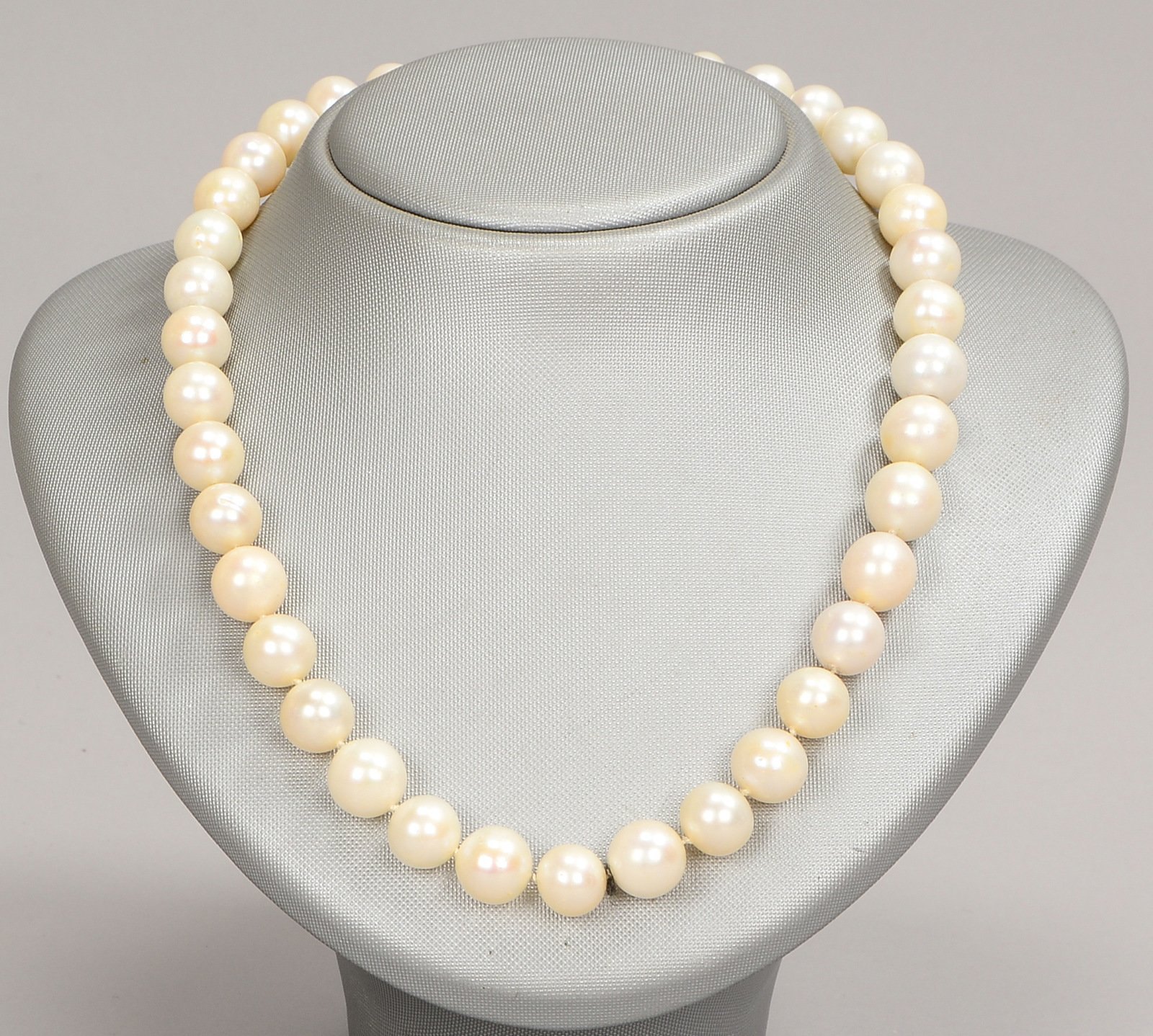 Collier, mit Perlenbesatz/Ø 11 mm, einzeln gekn., 585 WG-Schließe mit Diam.