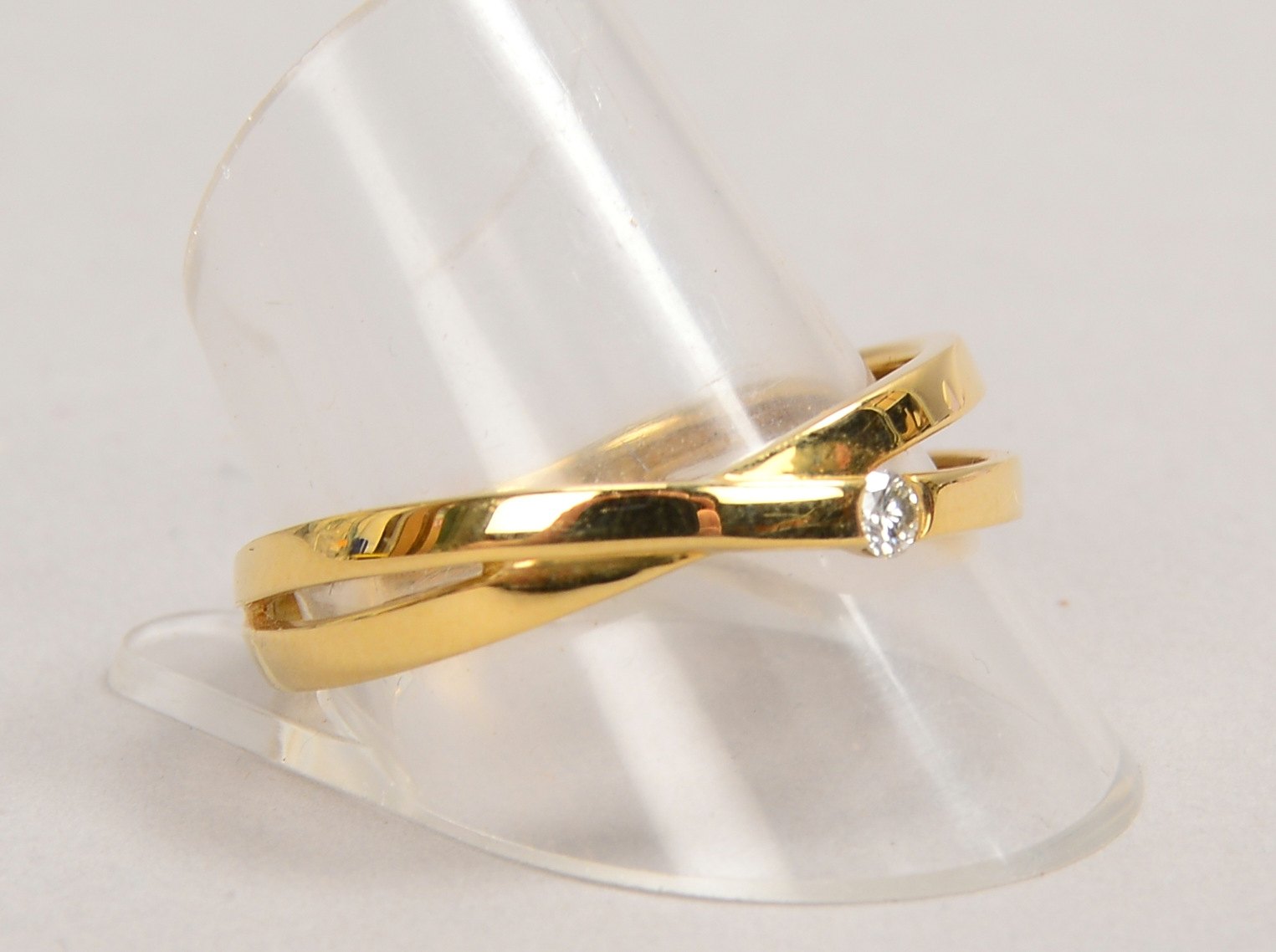 Ring, 585 GG (gest.), besetzt mit kl. Brill. von ca. 0,06 ct; RG 65, Gew. 3,50 g