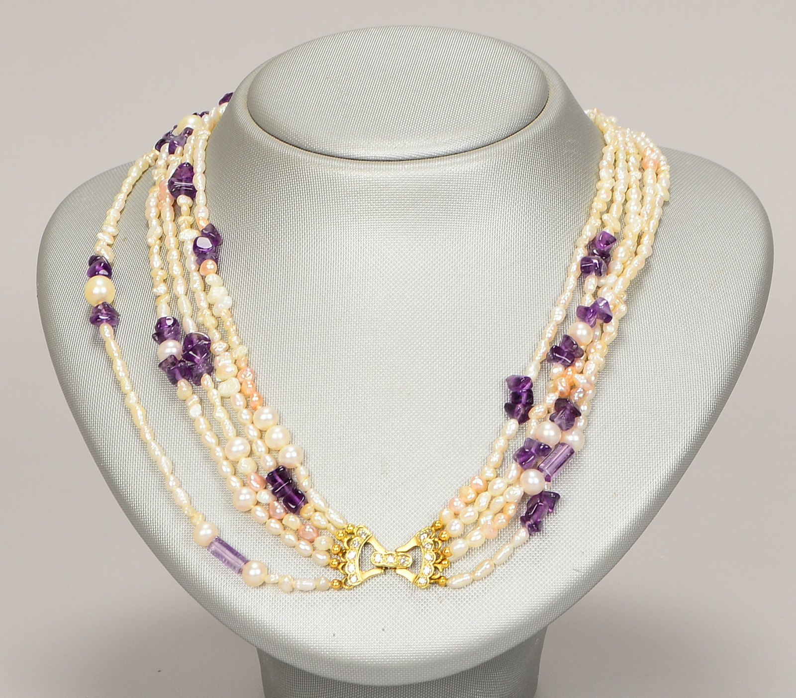 Collier, 5-reihig, mit Perlen/teils mit Amethysten, 585 GG-Schließe mit Diam.