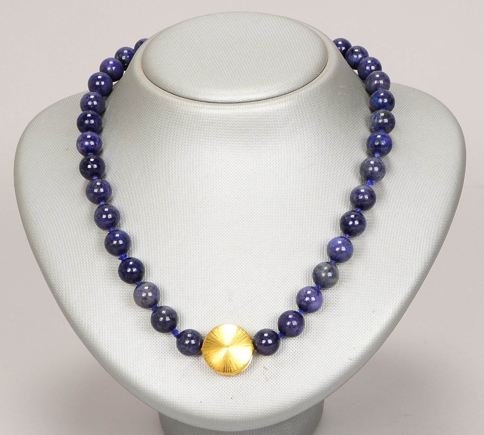 Collier, besetzt mit Saphirperlen/Ø 10 mm, einzeln geknotet, mit 750 GG/WG-Schließe