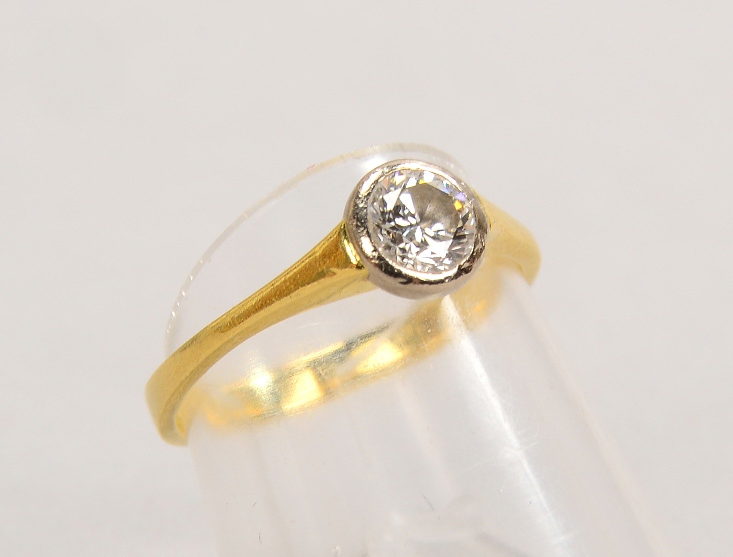 Ring, 750 GG/WG (gest.), mit einzelnem Brillant von ca. 0,56 ct, 'F-Si1'; Gew. 2,60 g