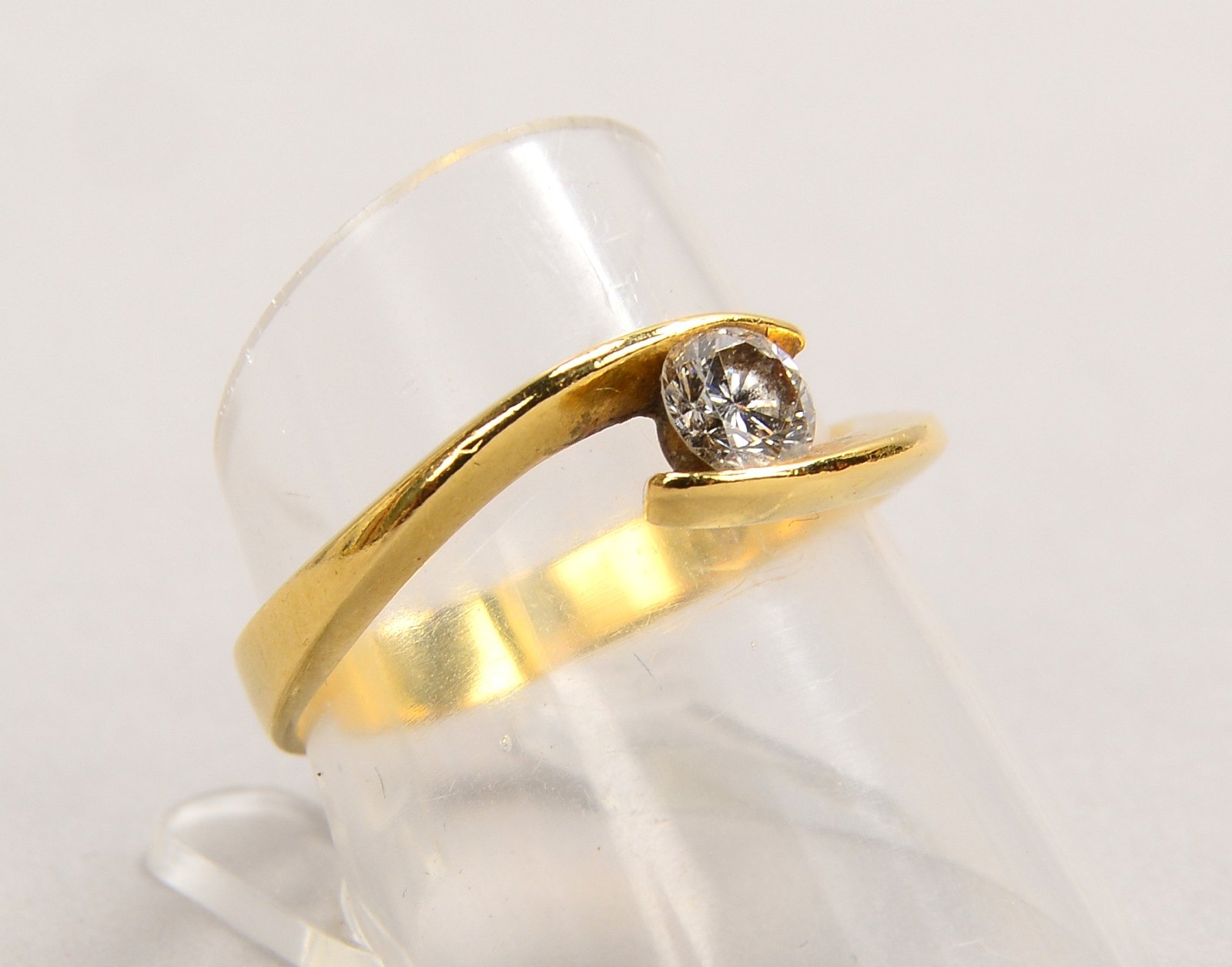 Ring, 750 GG (gest.), mit einzelnem Brillant von ca. 0,43 ct, 'H-Si'; RG 58, Gew. 4 g