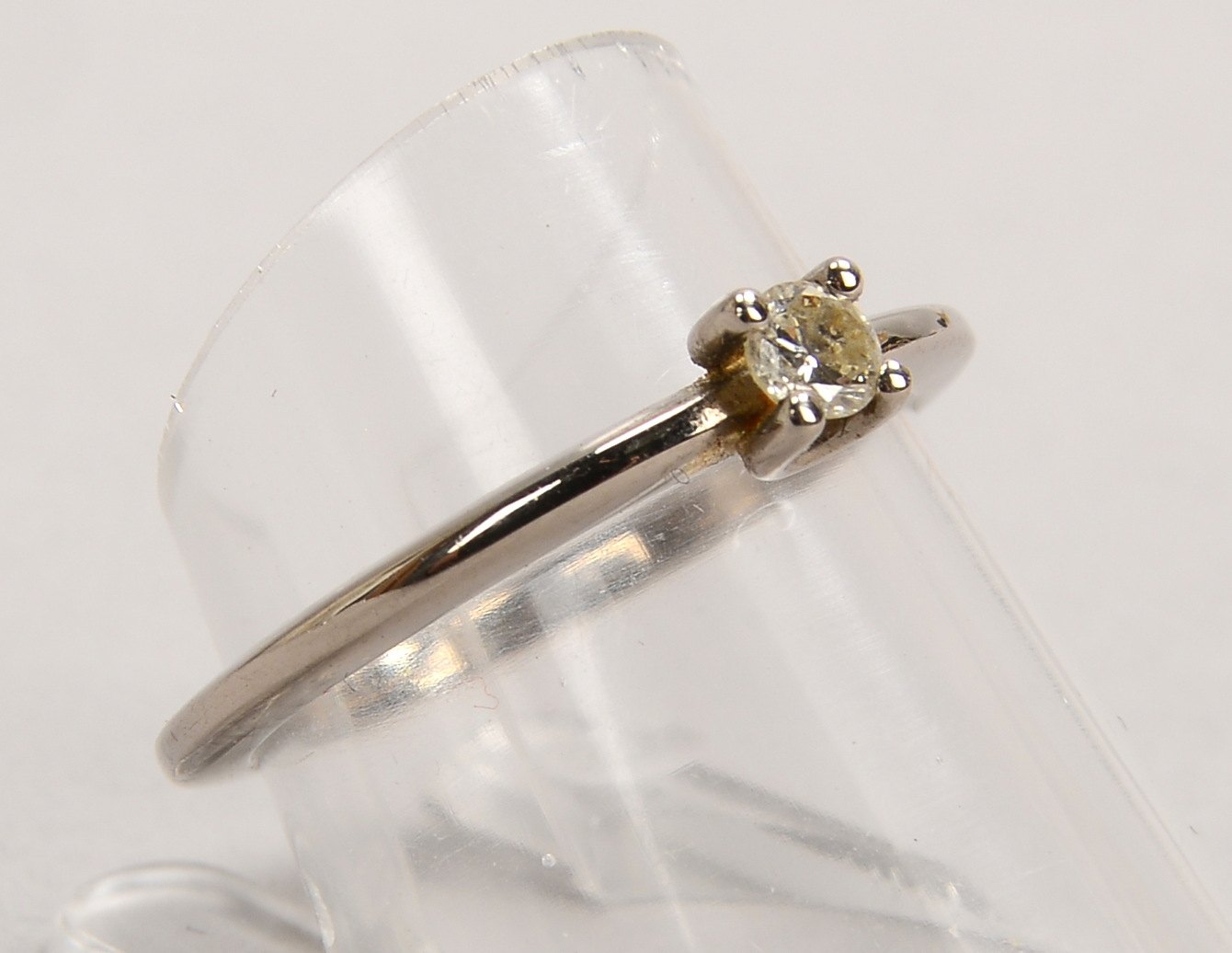 Ring, 585 WG (gest.), mit kl. Brill./ca. 0,15 ct, 'Weiß-Si'; RG 55, Gew. 3,10 g