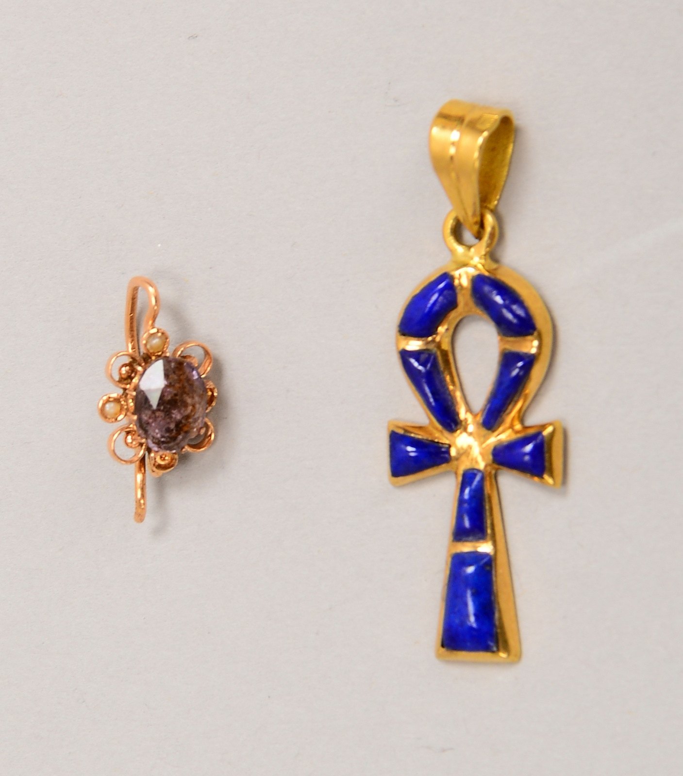 Lapislazuli-Anh., 18 kt Gold (gest.), Gew. 2 g; und Ohrhänger, 585 GG (gest.), Gew. 0,70 g