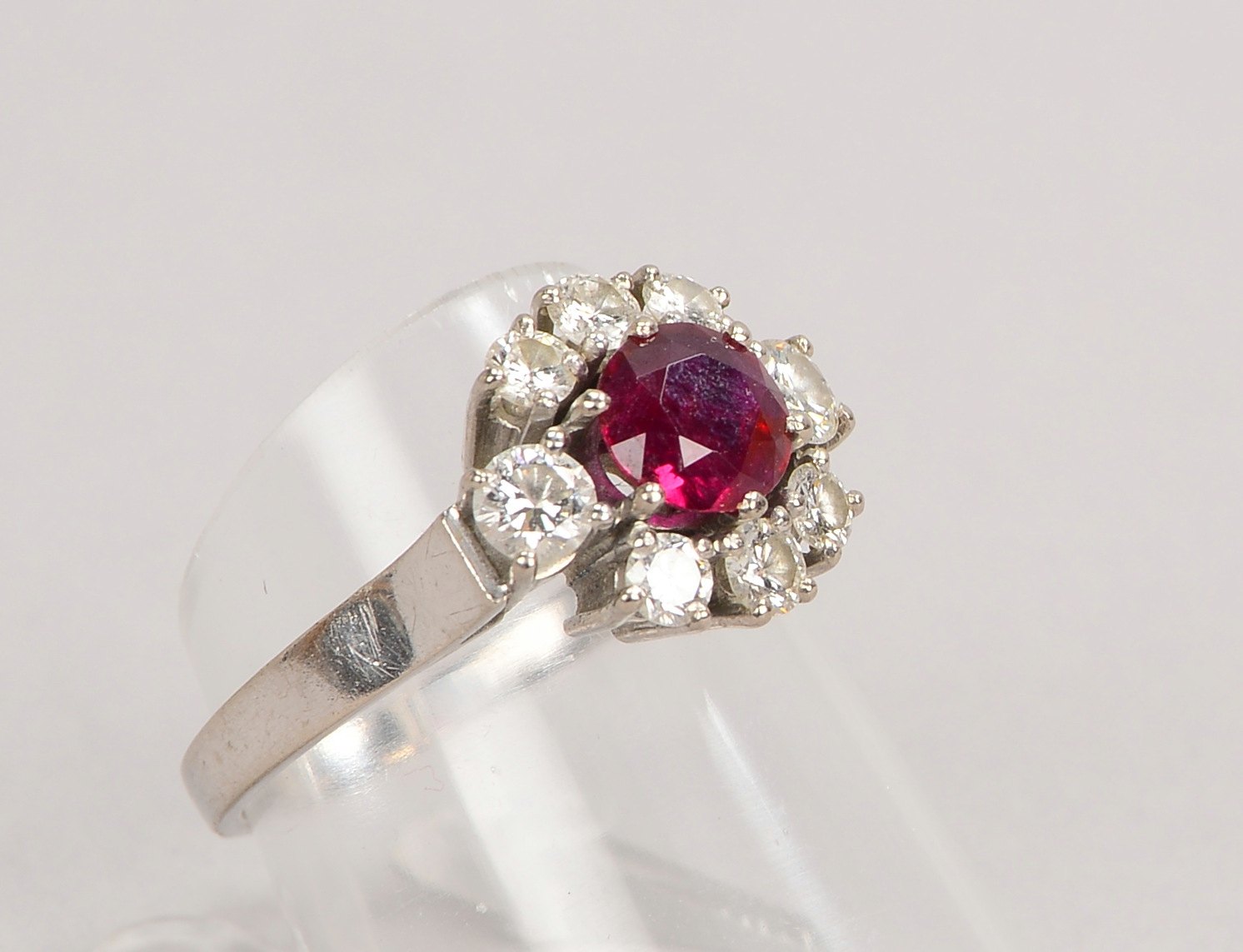 Ring, 750 WG (gest.), Rubin und Brill./zus. ca. 1,20 ct, 'Weiß-Vsi'; RG 55, Gew, 5,50 g
