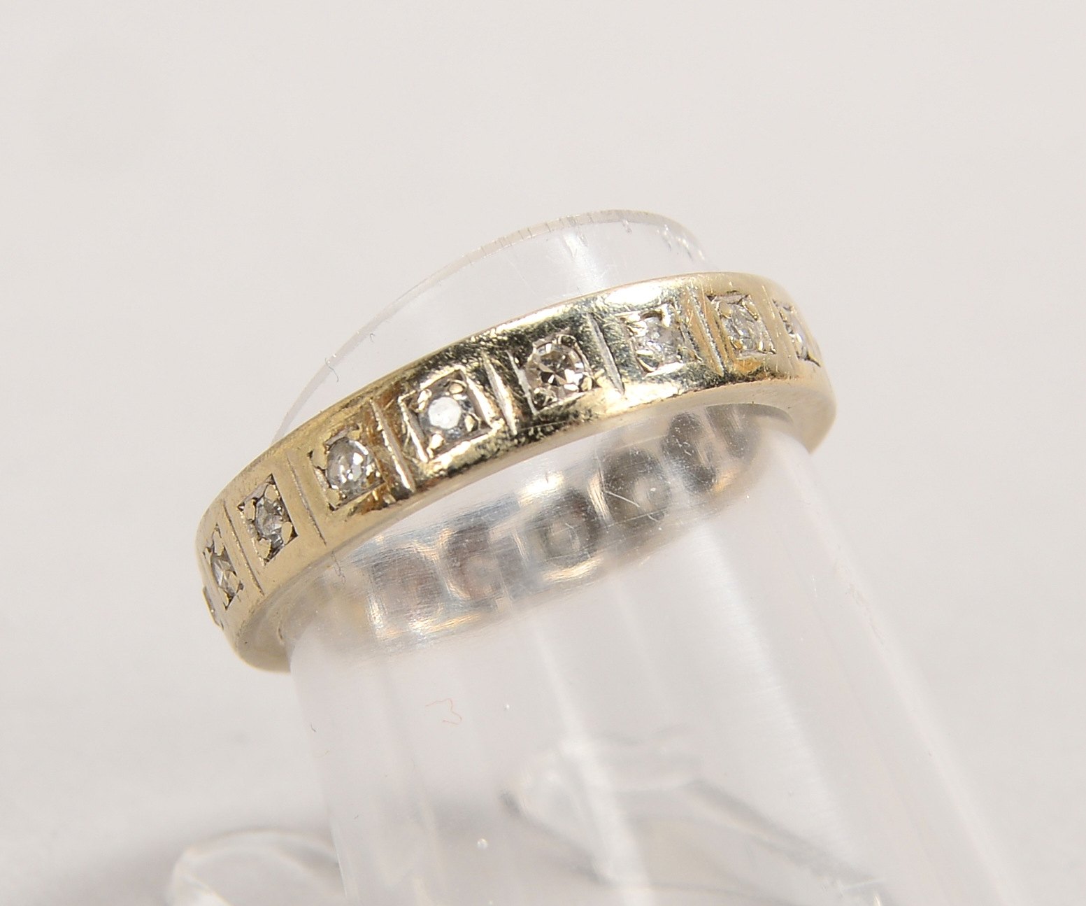 Ring, 585 WG (gest.), mit 18x kl. Achtkant-Diam./zus. ca. 0,18 ct; RG 53, Gew. 3,20 g