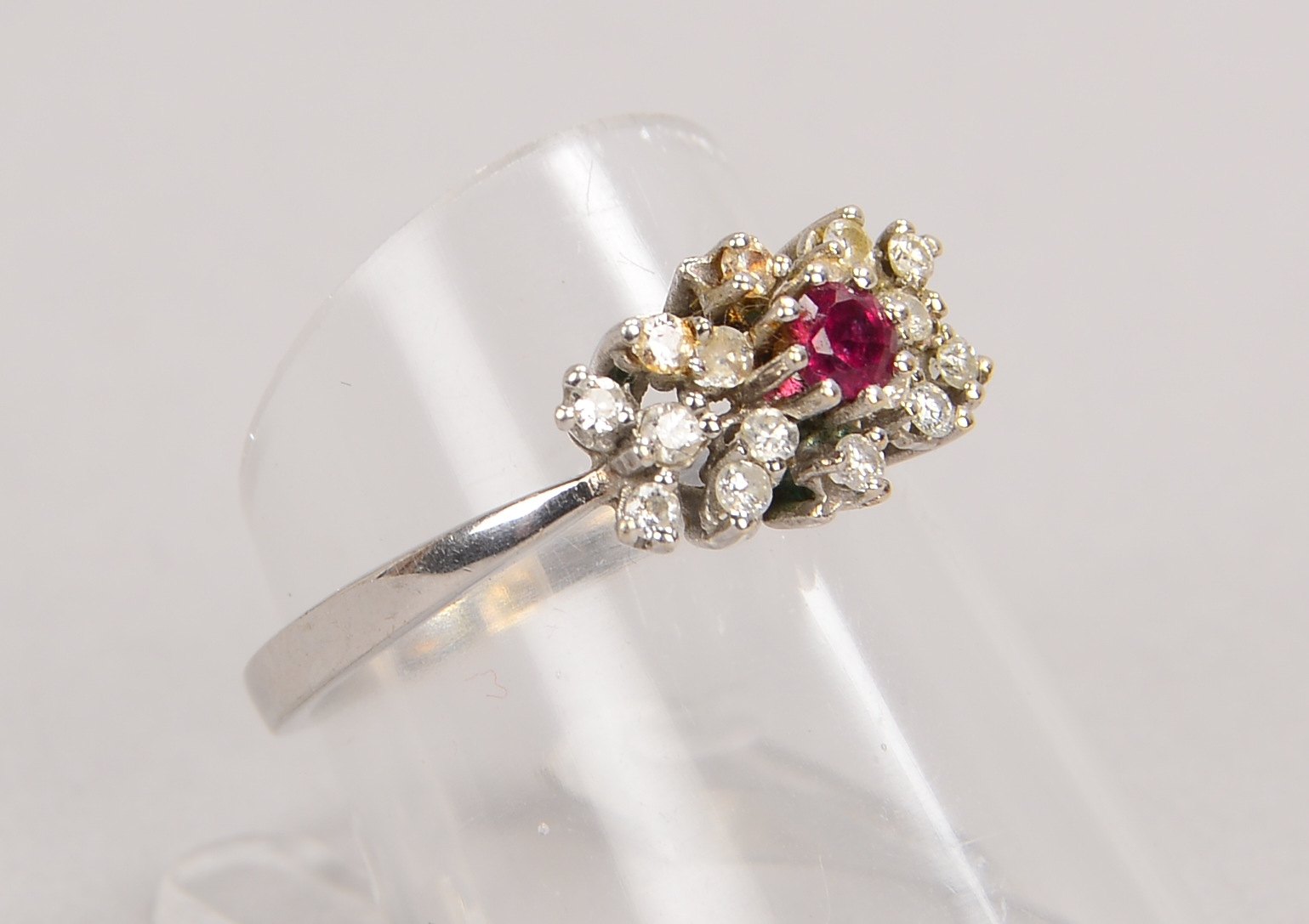 Ring, 585 WG (gest.), mit Rubin und 16x kleinen Brillanten; RG 56, Gewicht 2,80 g