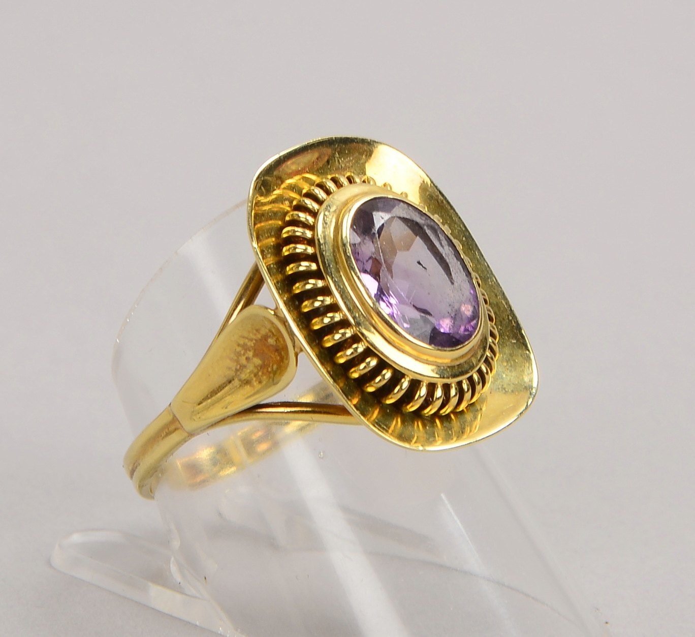 Ring, 585 GG (gest.), besetzt mit einzelnem Amethyst; RG 57, Gewicht 6 g