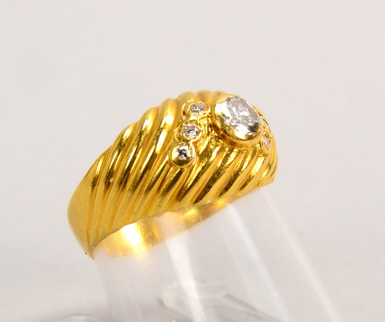 Ring, 750 GG (gest.), mit Brillant/ca. 0,25 ct, und 6x kl. Diam.; RG 54, Gew. 4,10 g