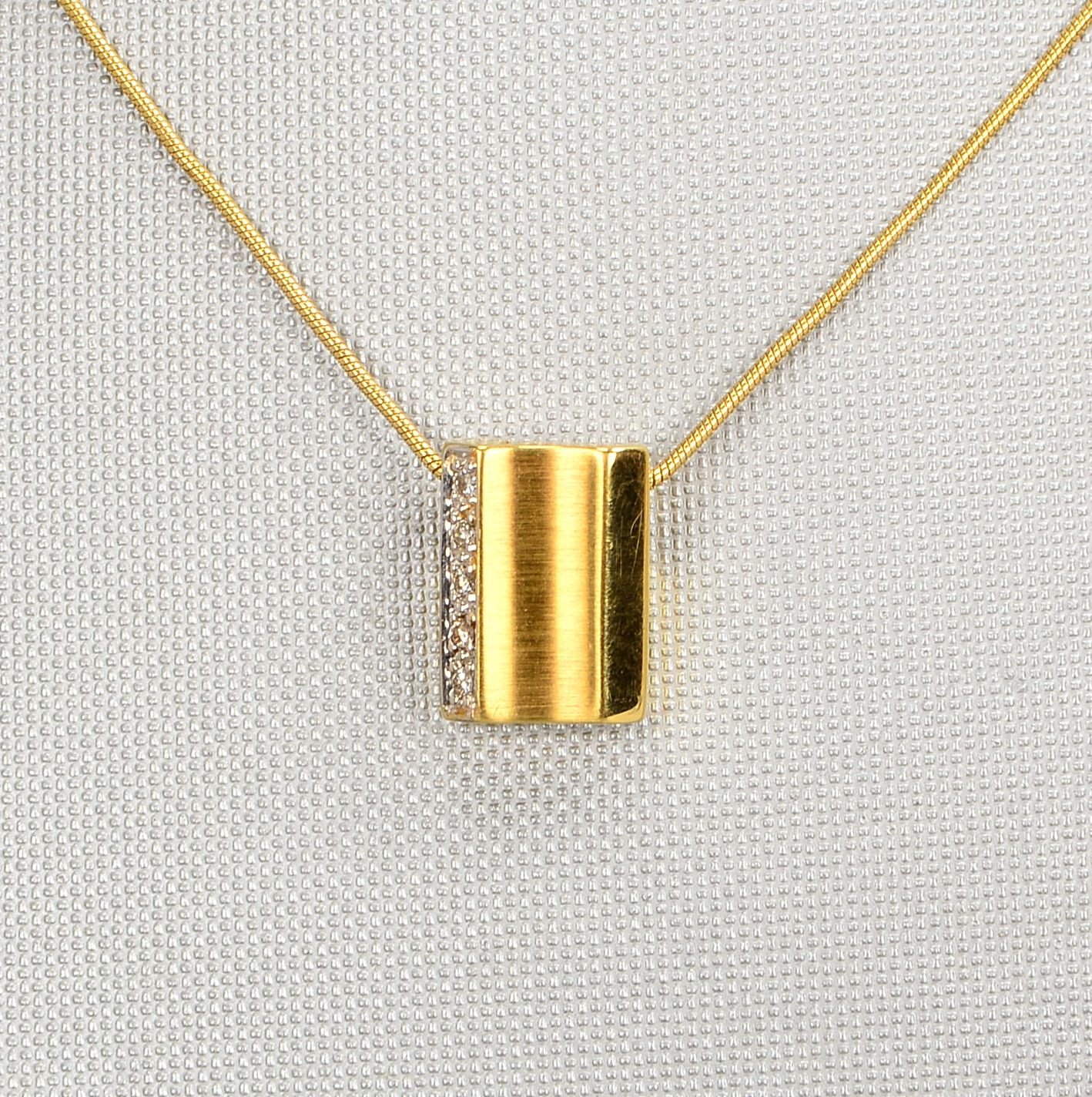 Halskette mit Anhänger, 585 GG (gest.), Anh. mit kl. Diam.; Maße 9 x 12 mm, Gew. 4,90 g