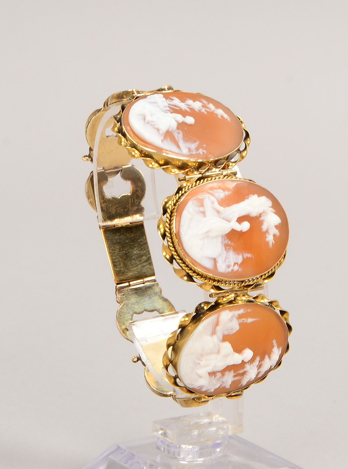 Armband (Biedermeier), 333 GG (gepr.), mit 3x Kameen; Länge 17,5 cm, Gew. 20 g