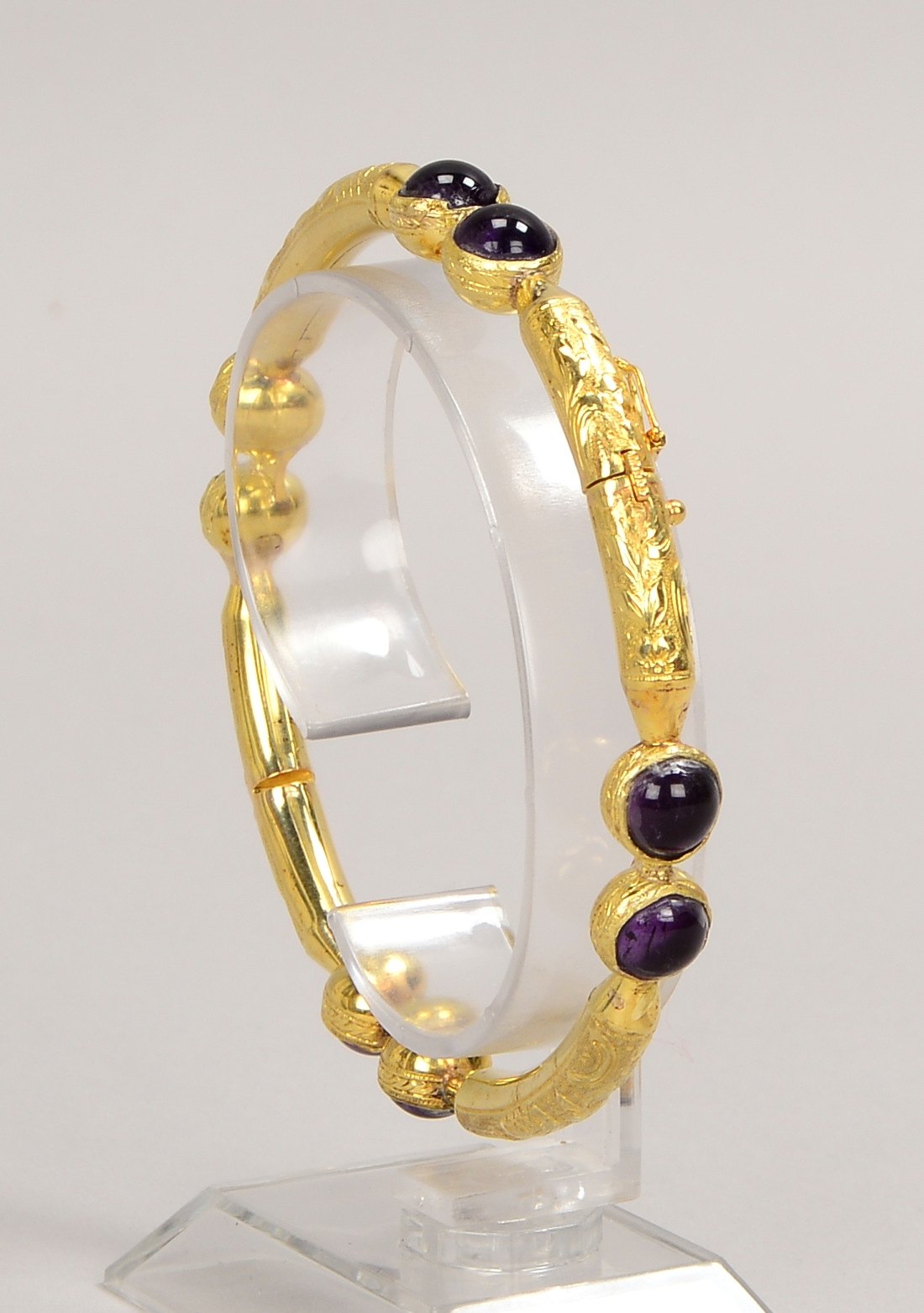 Armreif (Biedermeier), 585 GG (gepr.), mit Amethystcabochons, Steckschließe; Gew. 23 g