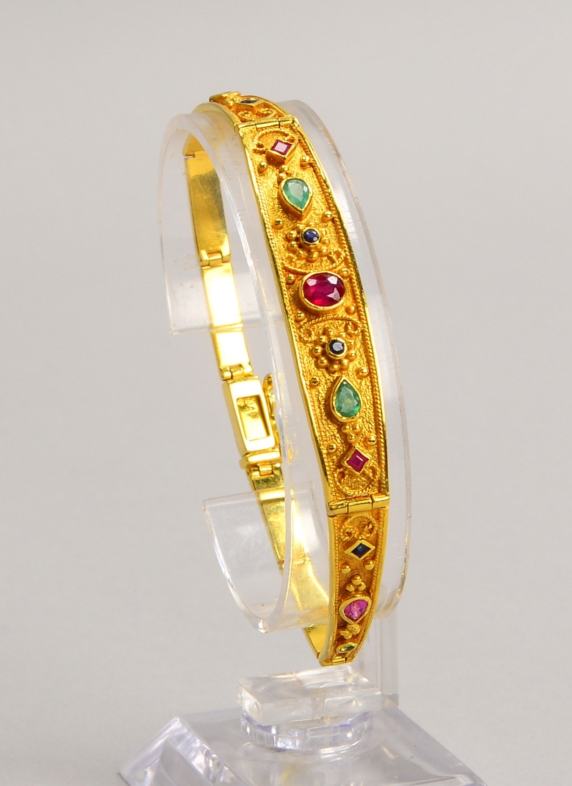 Armband, 585 GG (gest.), mit Saphiren, Smaragden und Rubinen; Länge 17,5 cm, Gew. 14 g