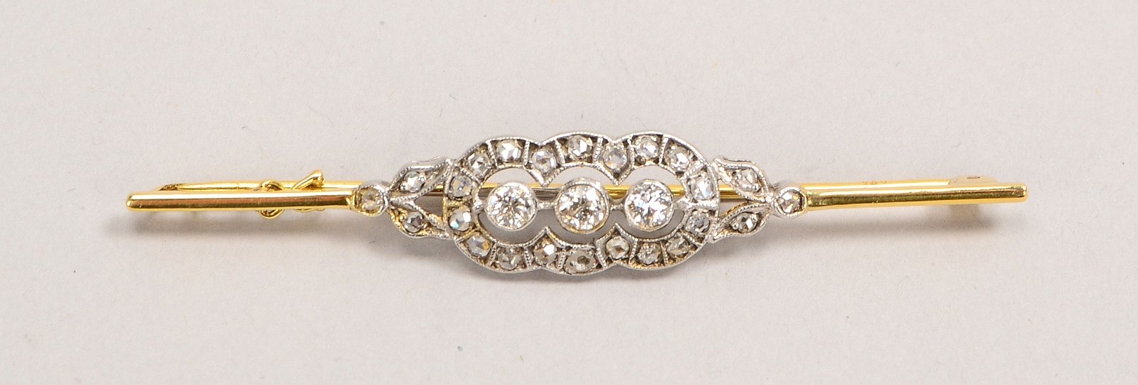 Brosche (Art déco), 585 GG/WG (gest.), mit Altschliff-Diam./Diamantrosen; Gew. 3,90 g