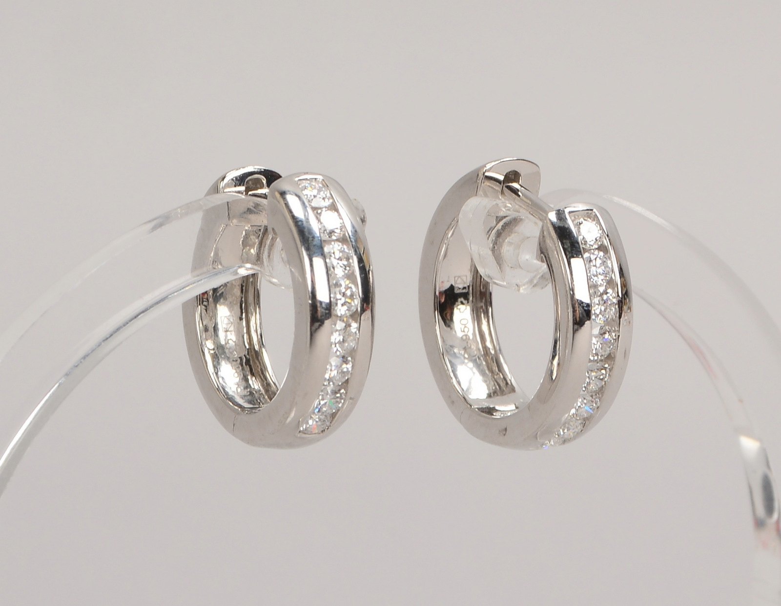 Paar Creolen, 950 Platin (gest.), mit 8x kl. Brill./zus. ca. 0,48 ct; Ø 17 mm, Gew. 7,80 g