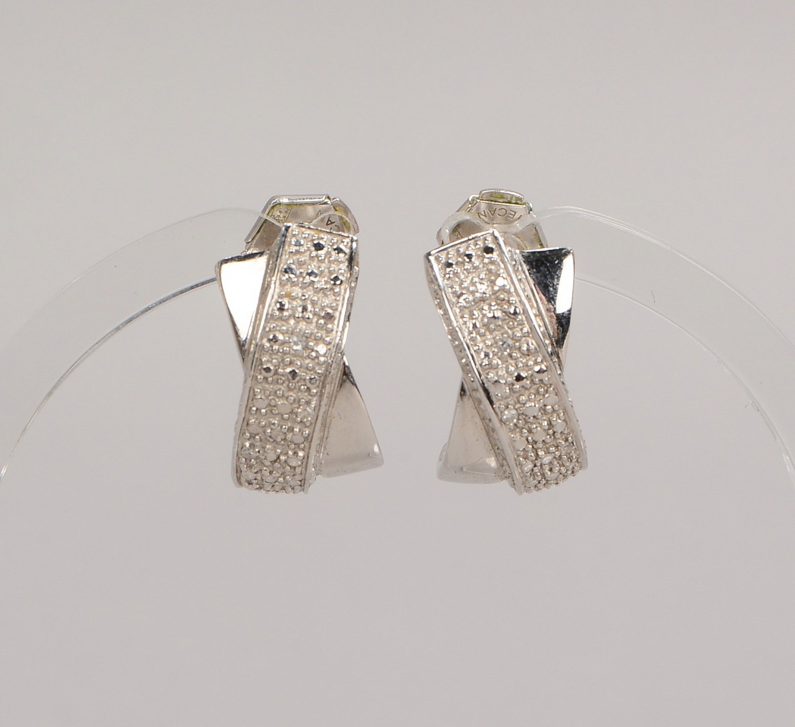 Paar Ohrstecker, 750 WG (gest.), mit vielf. Diamantbesatz; Maße 9 x 18 mm, Gew. 6 g