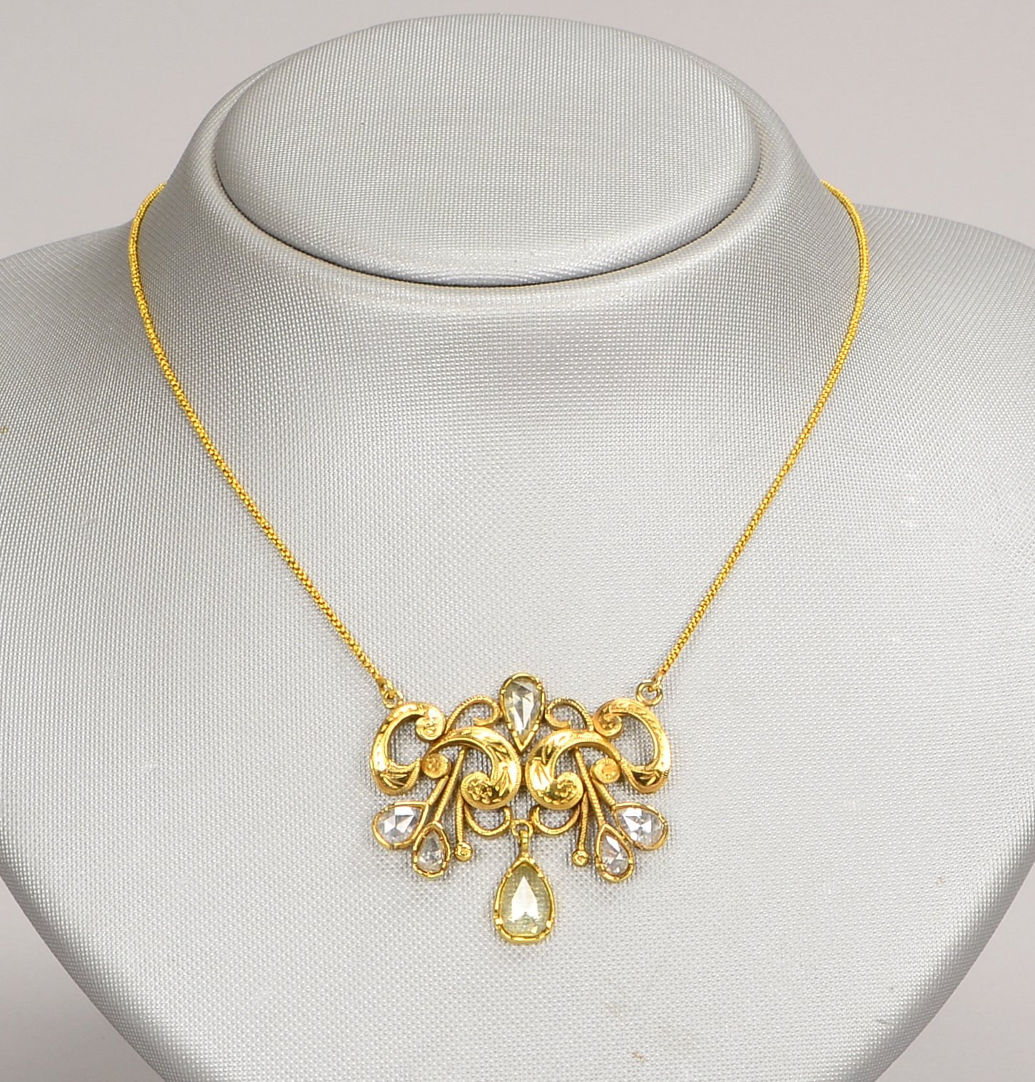 Collier, 585 GG (gepr.), floral durchbr. Anhänger mit 6x Diamanttropfen; Gew. 11 g