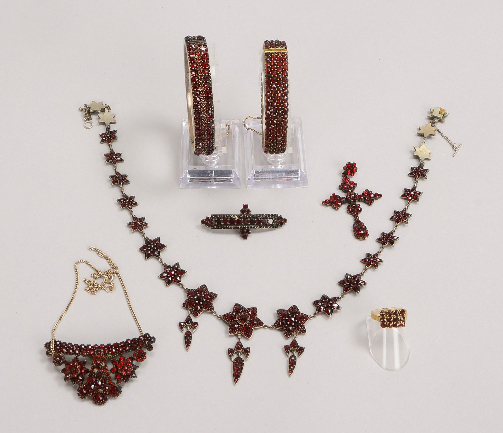 Granatschmuck: Collier, 2x Armreife, 2x Anhänger, Brosche, sowie 333 GG-Ring
