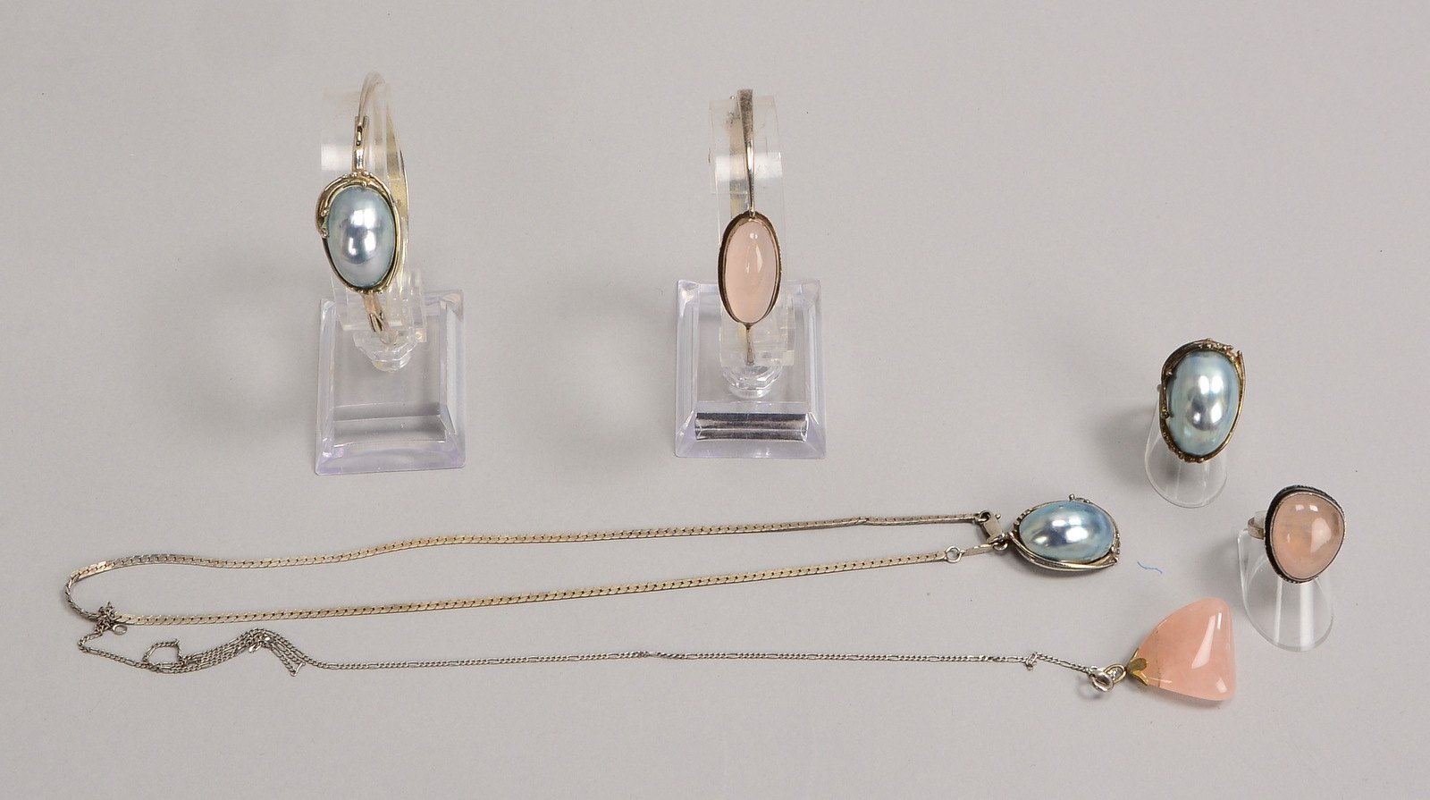 2 Sets aus Halskette, Armreif und Ring - 1x mit Rosenquarz, 1x Muschelbesatz