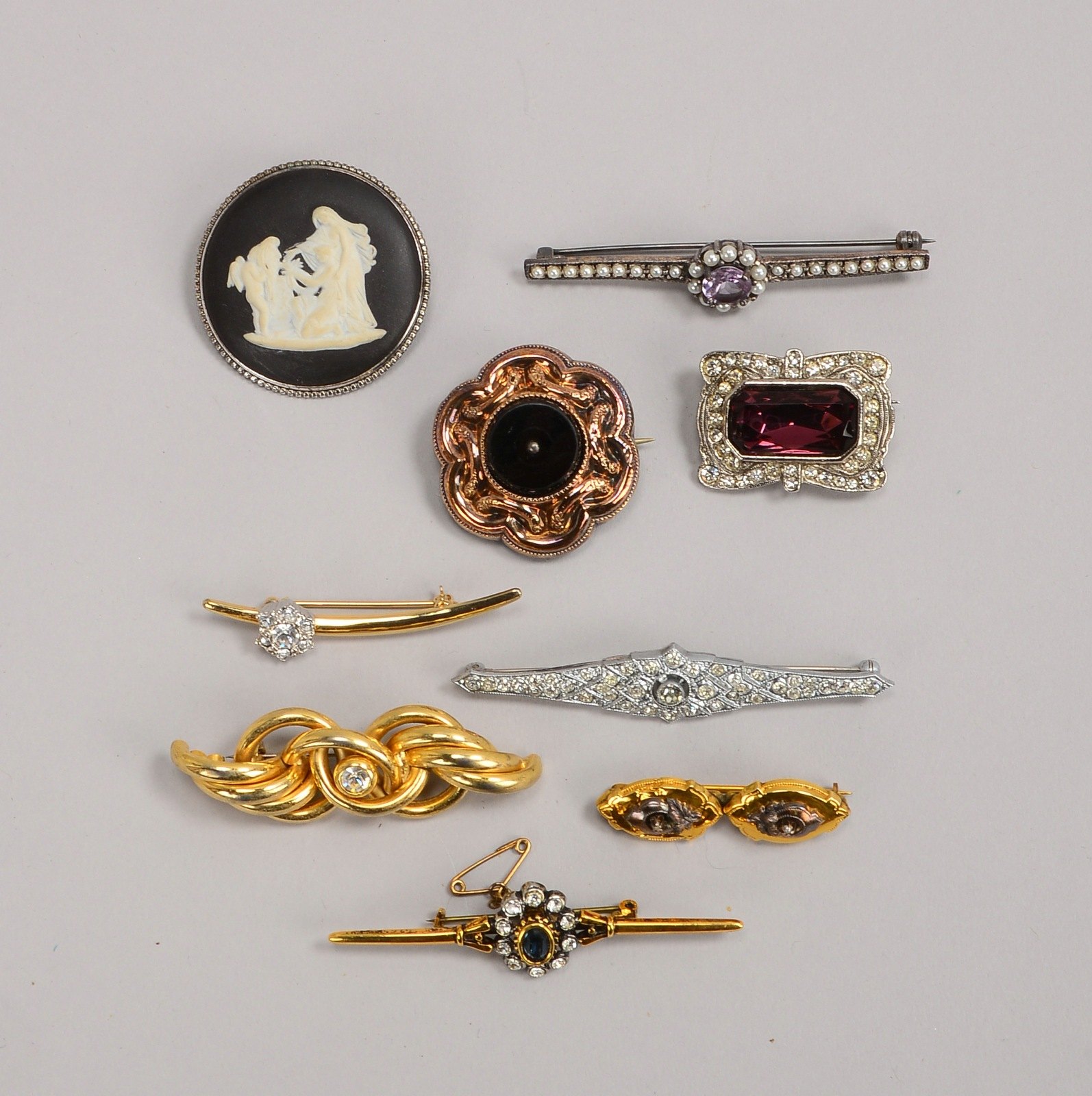 9 Schmuckbroschen/davon 2x Schaumgold, 1x Wedgwood-Kamee in Silber-Fassung