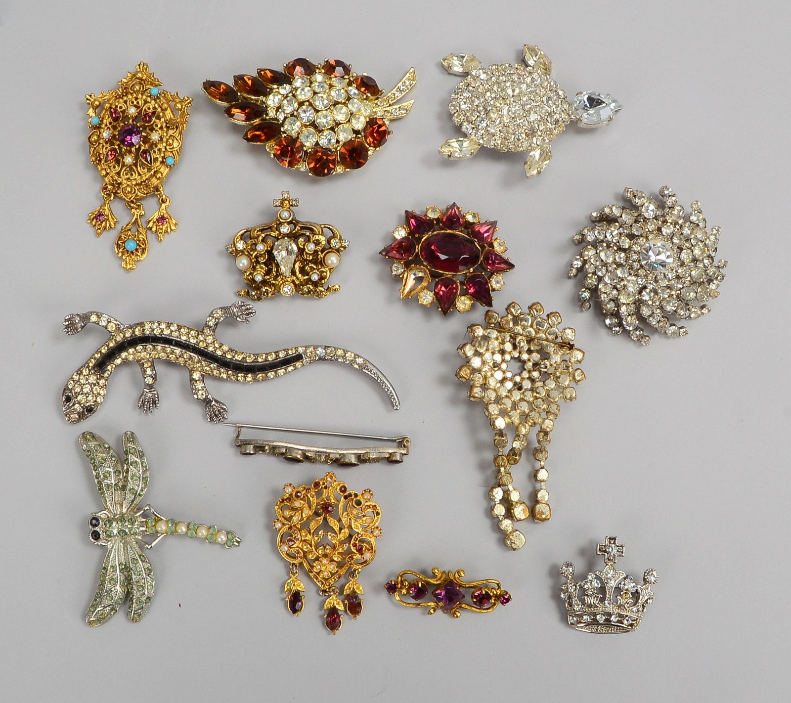 13 Schmuckbroschen (1950er/1970er Jahre), Strass, versch. Ausf. - auch figürlich