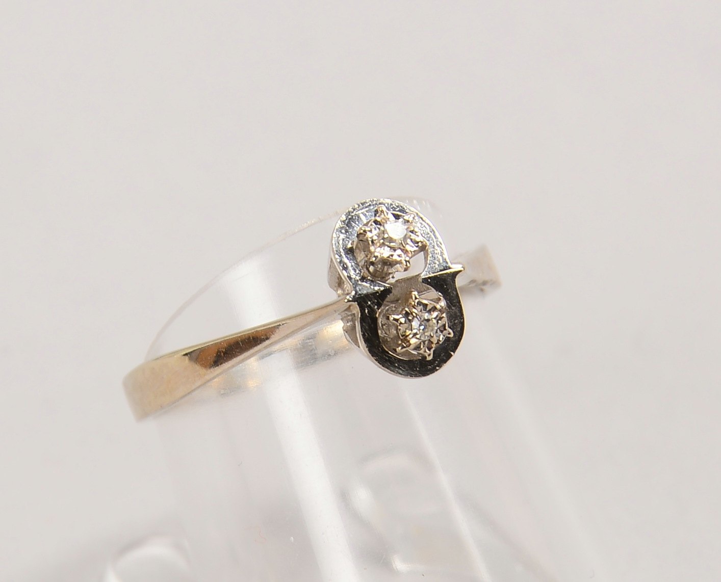 Ring, 585 WG (gestempelt), besetzt mit 2x kleinen Diamanten; RG 54, Gewicht 2 g