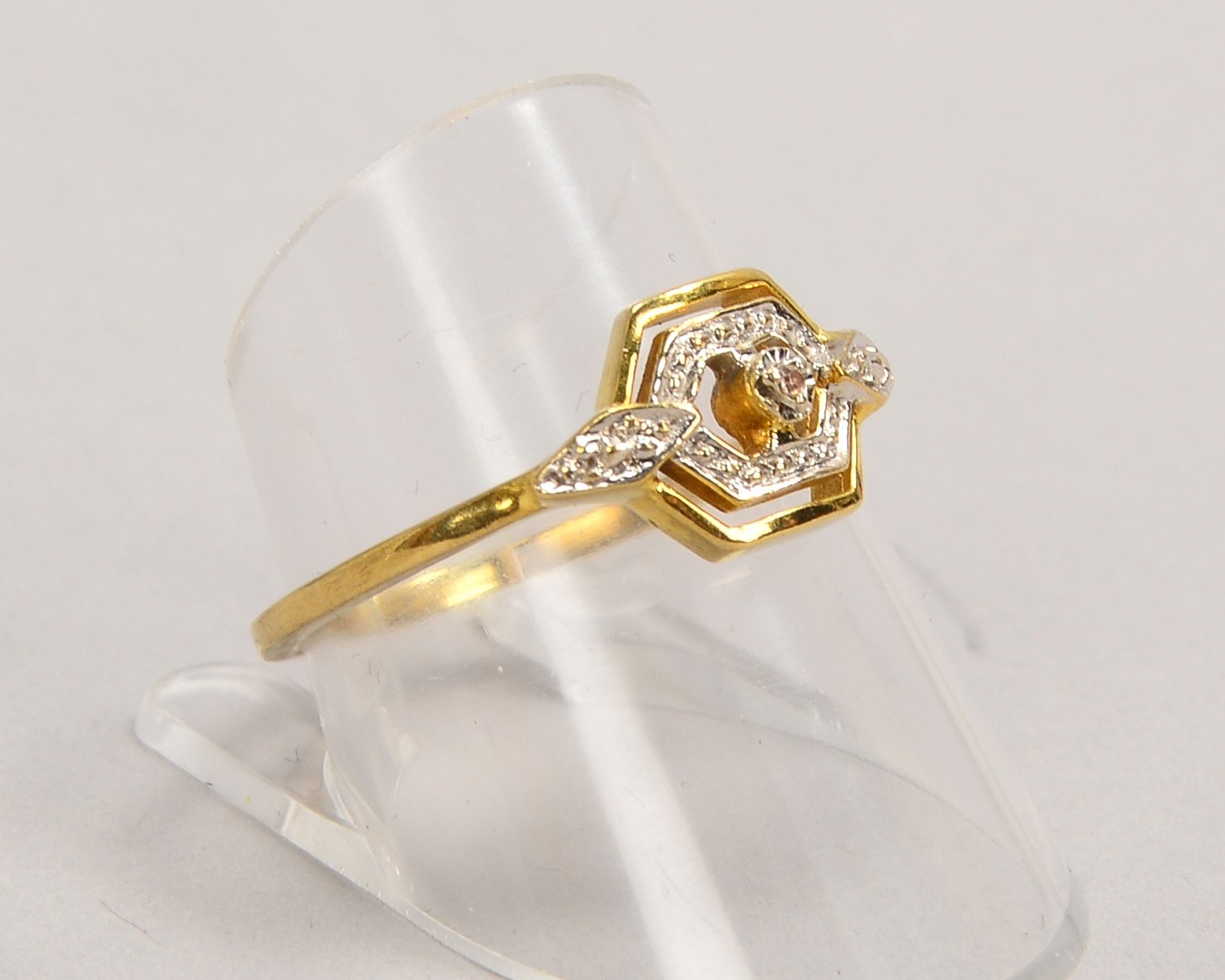 Ring, 333 GG/WG (gest.), besetzt mit kleinen Diamanten; RG 58, Gewicht 2,10 g