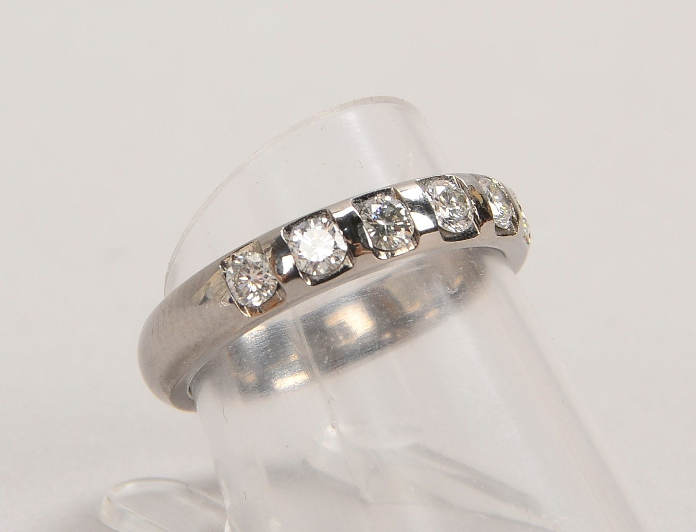 Ring, 585 WG (gest.), mit 7-fachem Brillantbesatz/zus. ca. 0,50 ct; RG 55, Gew. 4,40 g