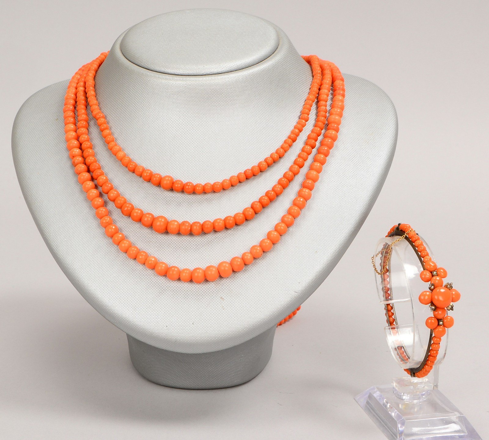 Korallenschmuck: 2x Colliers/1x Länge 76 cm, und einzelner Armreif; Gew. zus. 76 g