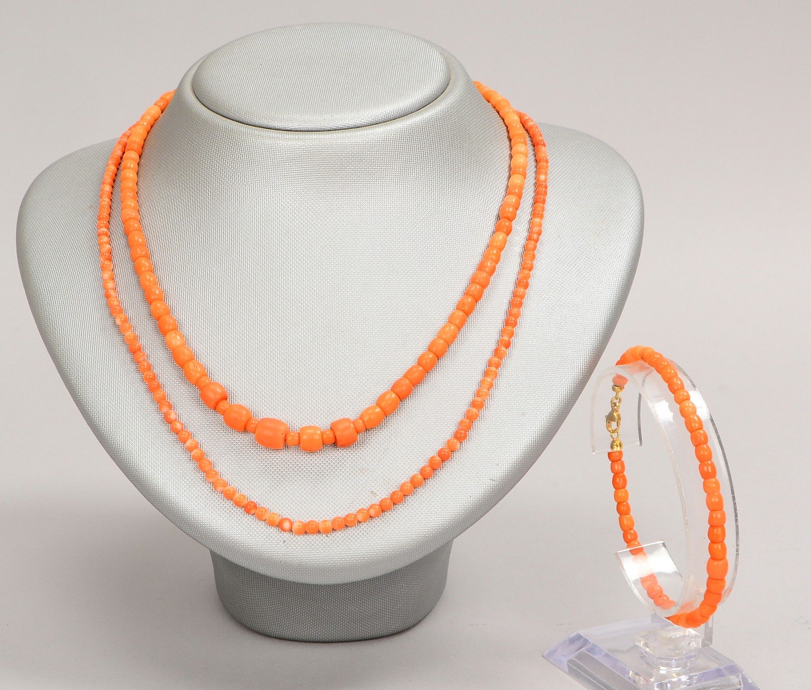 Korallenschmuck: Set aus Collier/Armband, mit 750 GG-Schließe; und einz. Collier