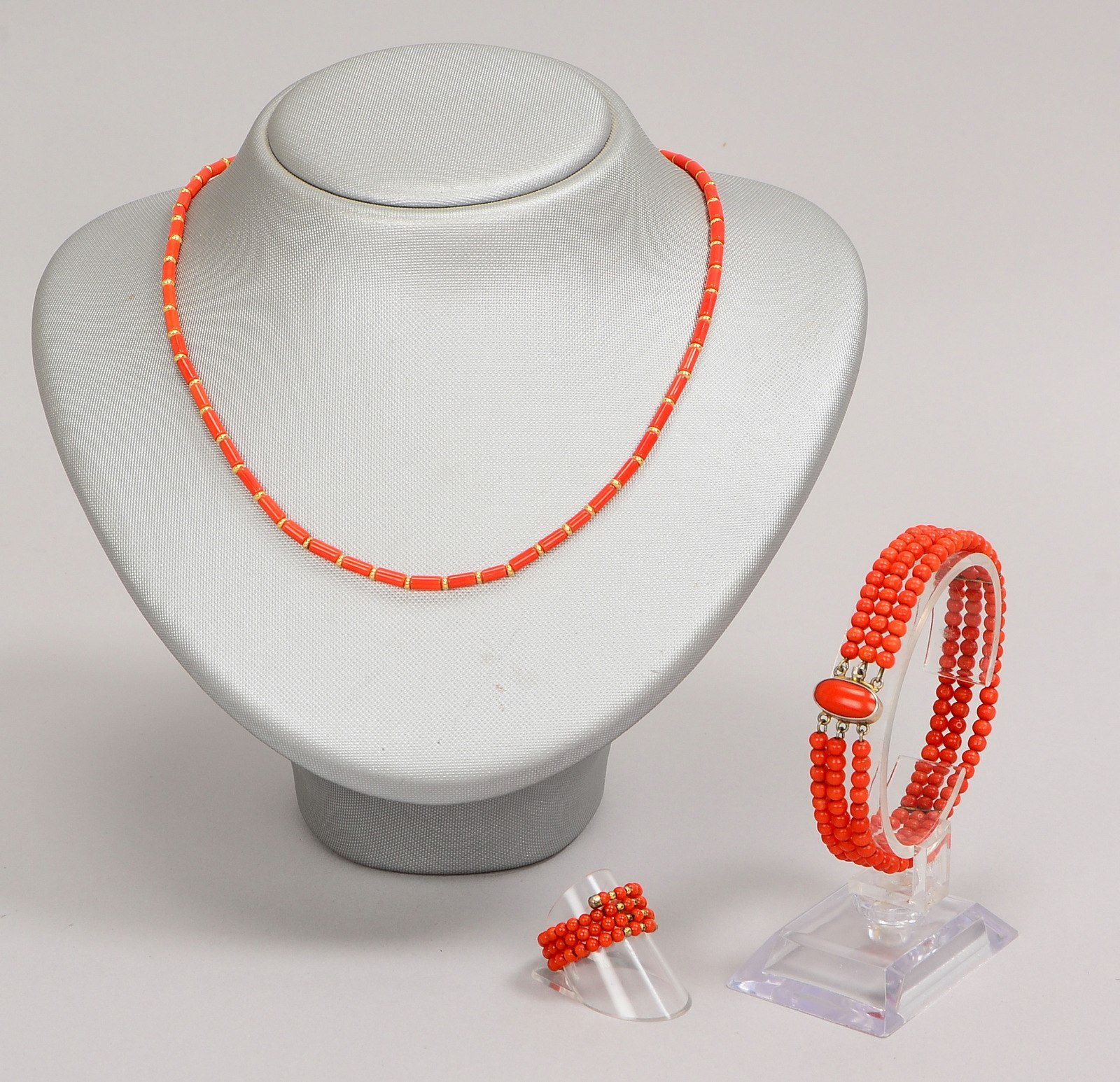 Korallenschmuck: Halskette mit 750 GG-Schließe, Armreif und Ring; Gew. 23 g