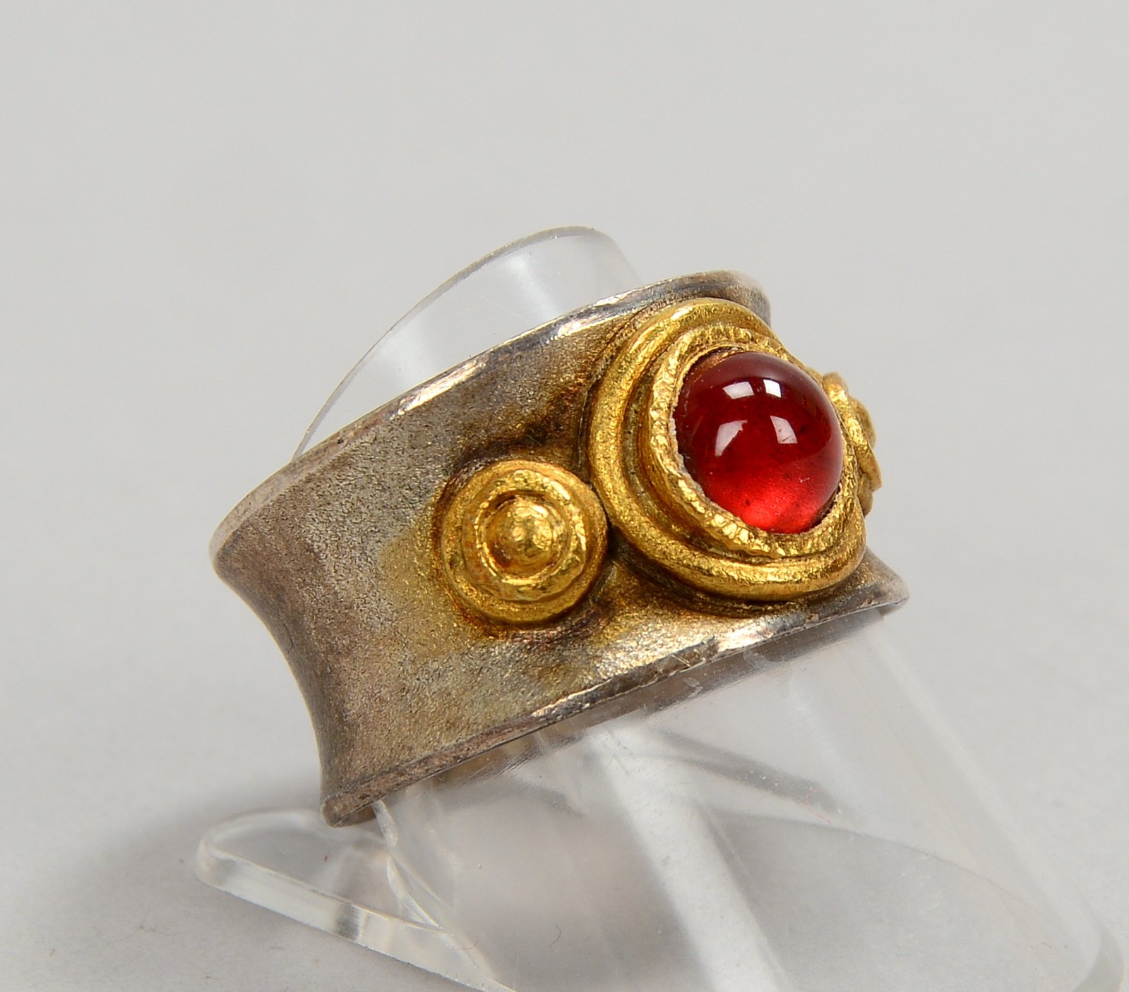 Designerring, Gold/Silber, mit einzelnem Turmalin(?)-Cabochon; RG 58, Gew. 9,30 g