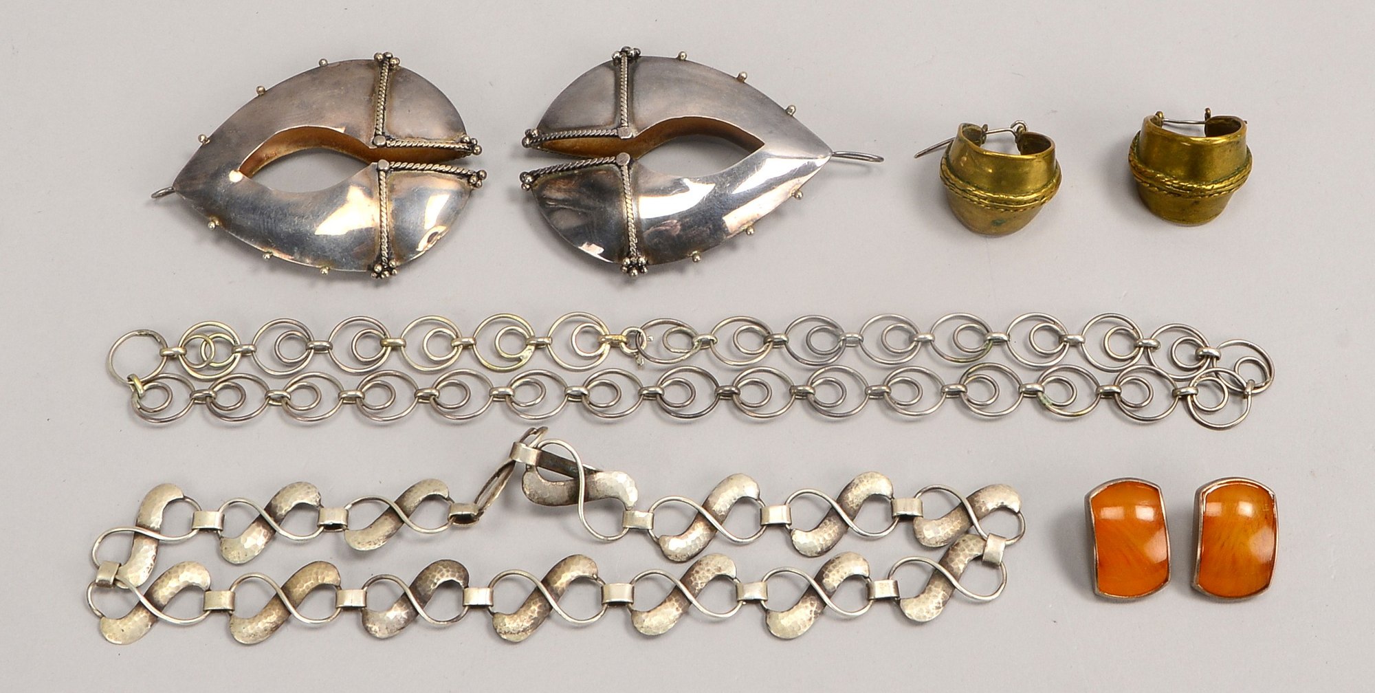Ohrschmuck, Silber, teils mit Bernstein: Paar Ohrhänger und Paar Ohrclips; Gew. 41 g