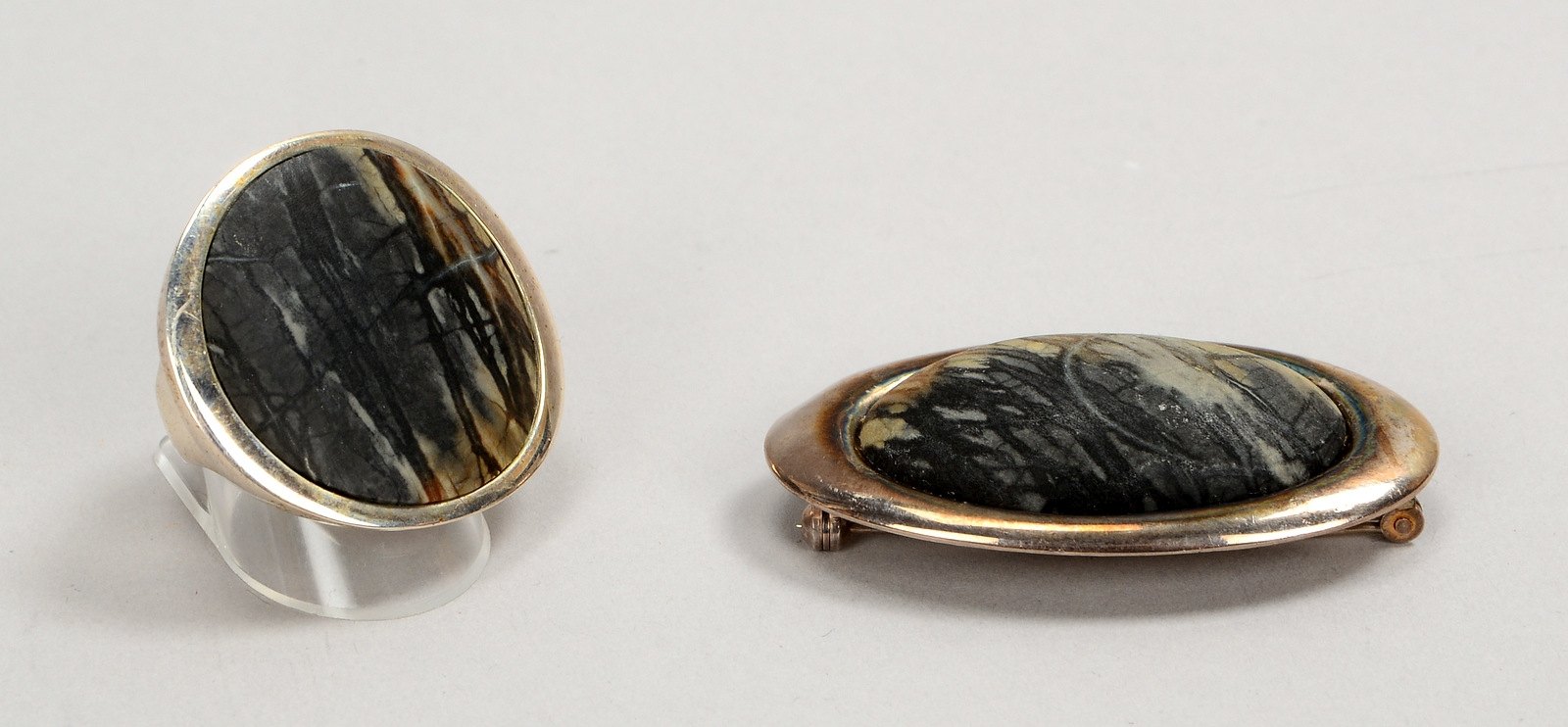 Anh./Brosche und Ring, Sterlingsilber, besetzt mit Picasso-Jade(?); Gew. 53,50 g