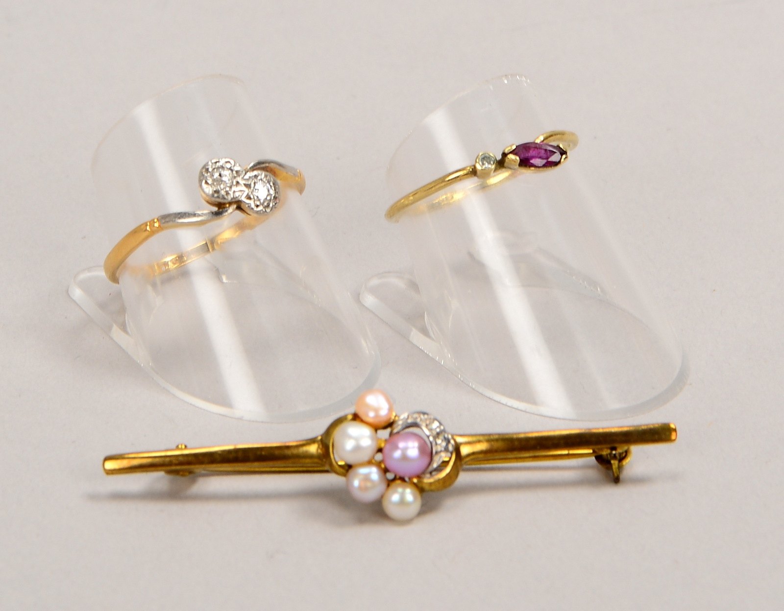 750 GG/WG-Ring mit Diam., Gew. 1,90 g; sowie Brosche und Ring, 333 GG, Gew. 3,10 g