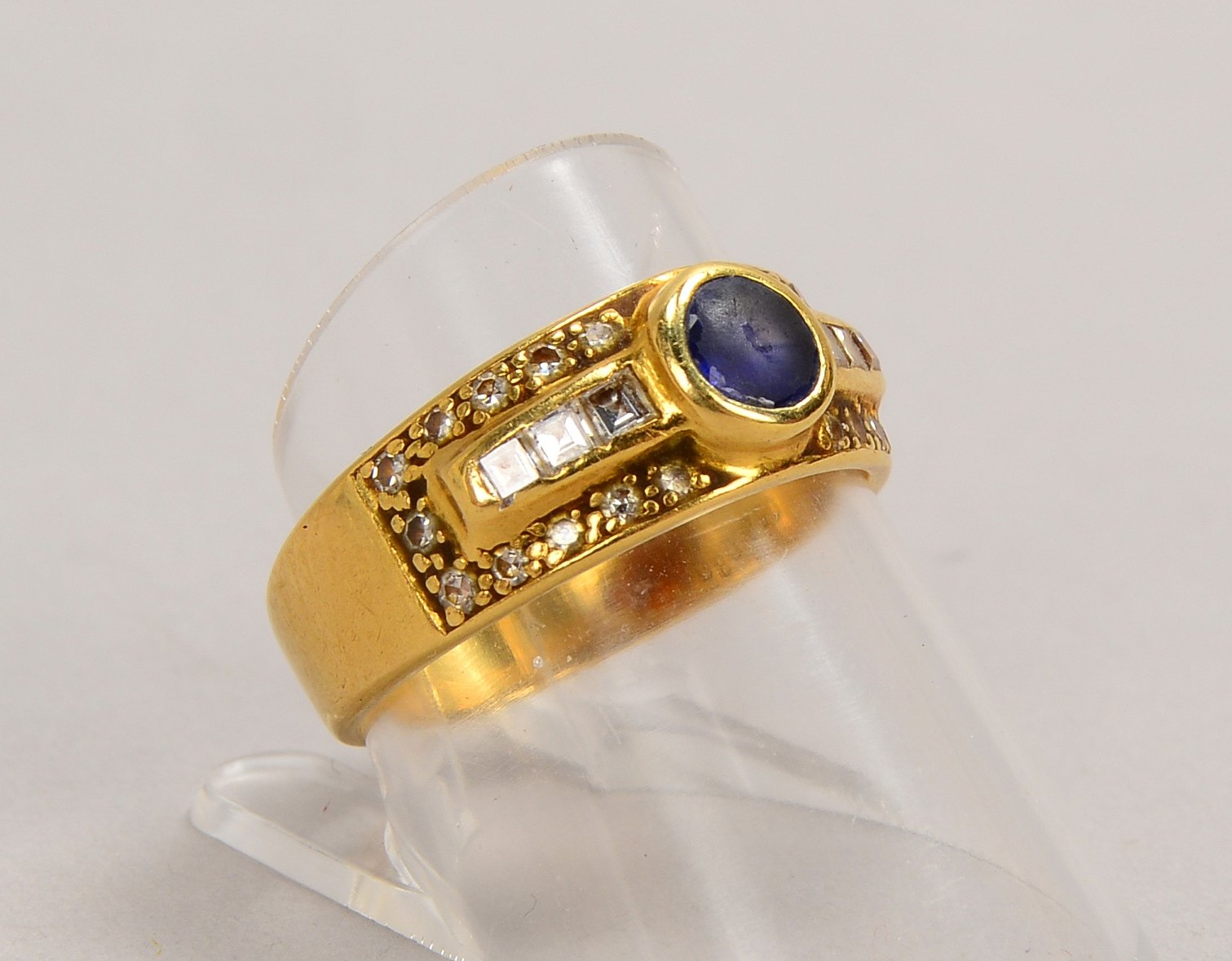 Ring, 750 GG (gest.), mit Saphir von ca. 0,52 ct und Diam./zus. ca. 0,80 ct; RG 57, Gew. 5,30 g