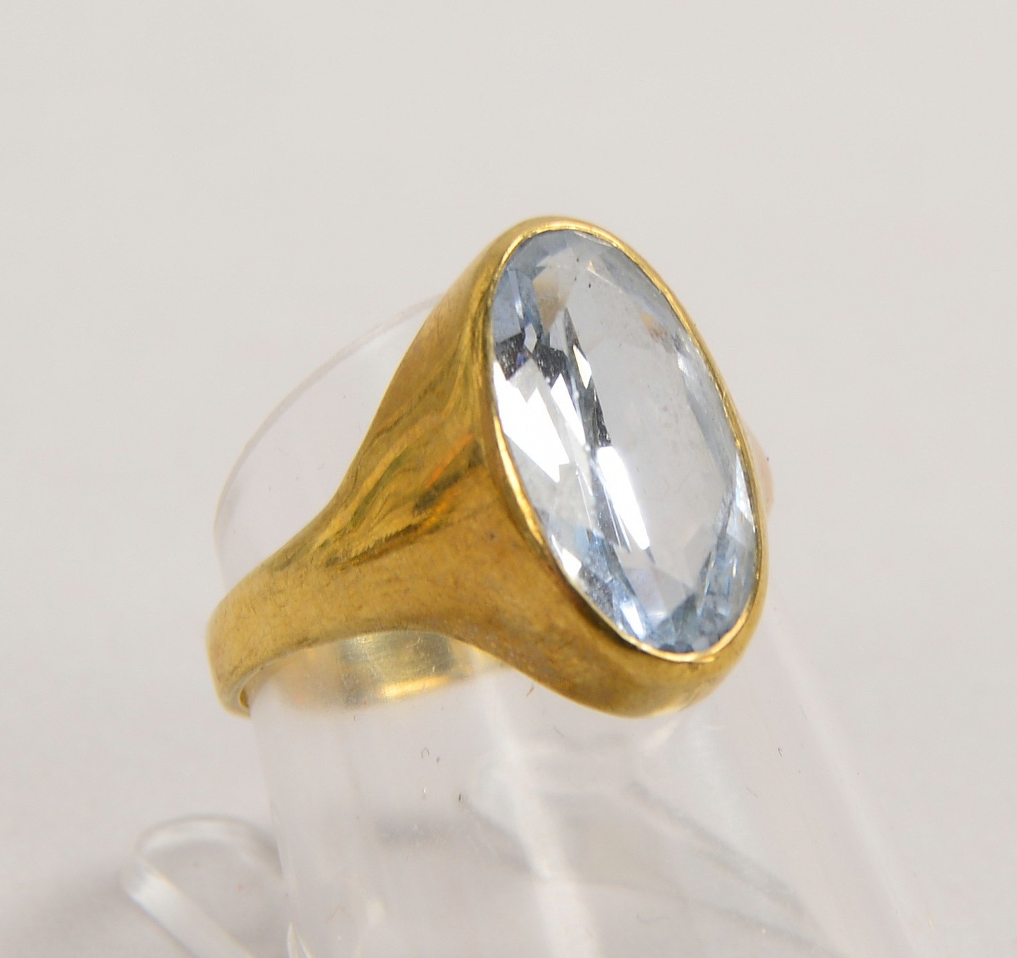 Ring, 333 GG (gest.), besetzt mit einzelnem Blautopas; RG 55, Gewicht 3 g