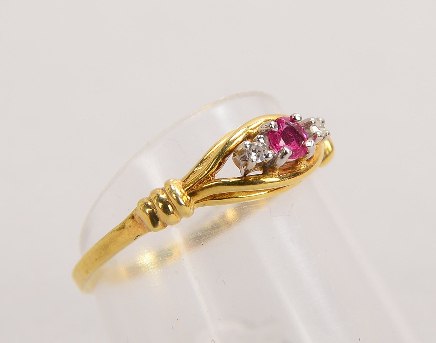 Ring, 585 GG (gest.), mit einzelnem Rubin und 24x kl. Begleitdiam.; Gew. 1,40 g